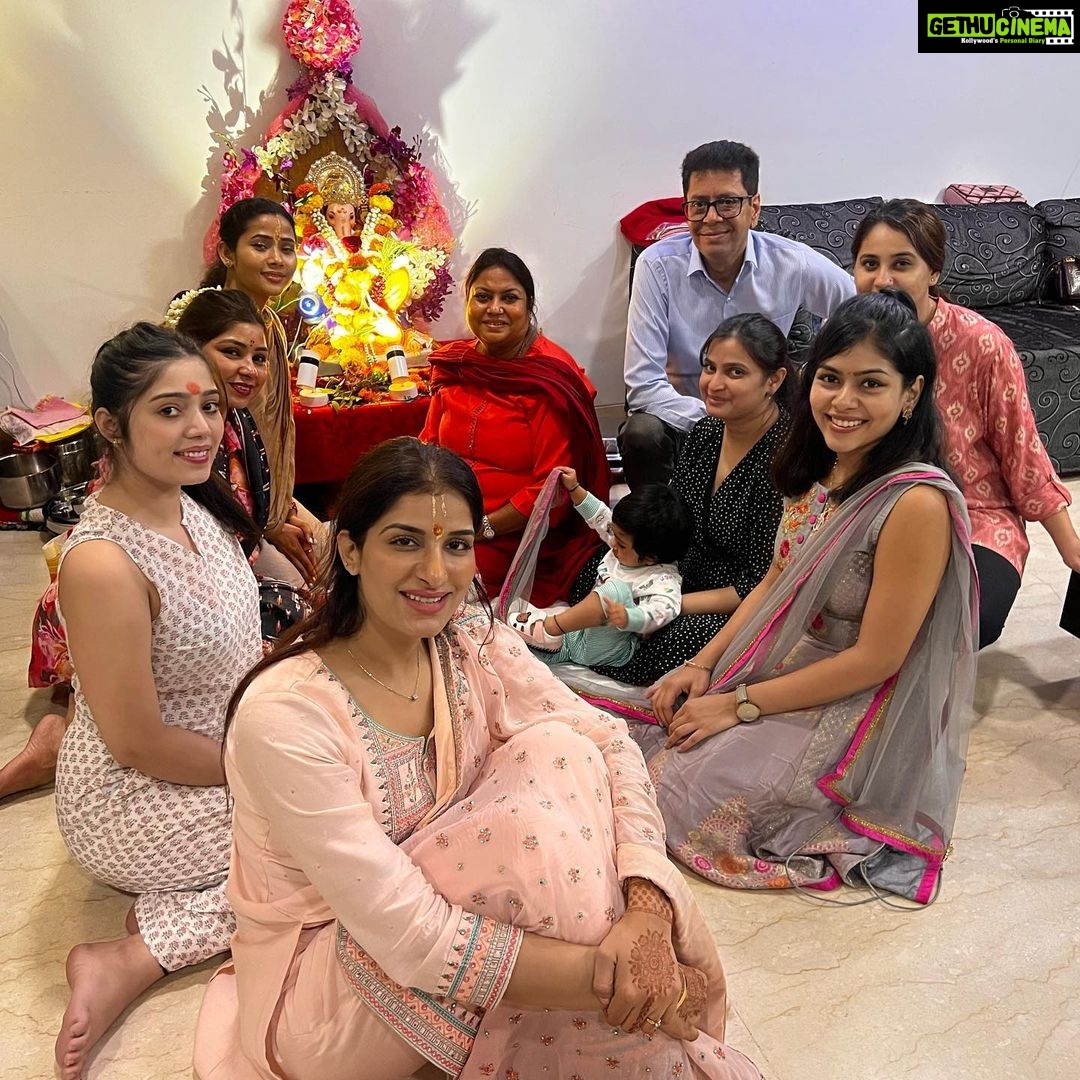 Poonam Dubey Instagram - Ganpati Bappa Morya , Mangal murti Morya 🙏🙏🙏🙏🙏 thank you so much Anand ji and Sunita ji for inviting me #darshan #pooja #blessed #poonamdubey Mumbai, Maharashtra