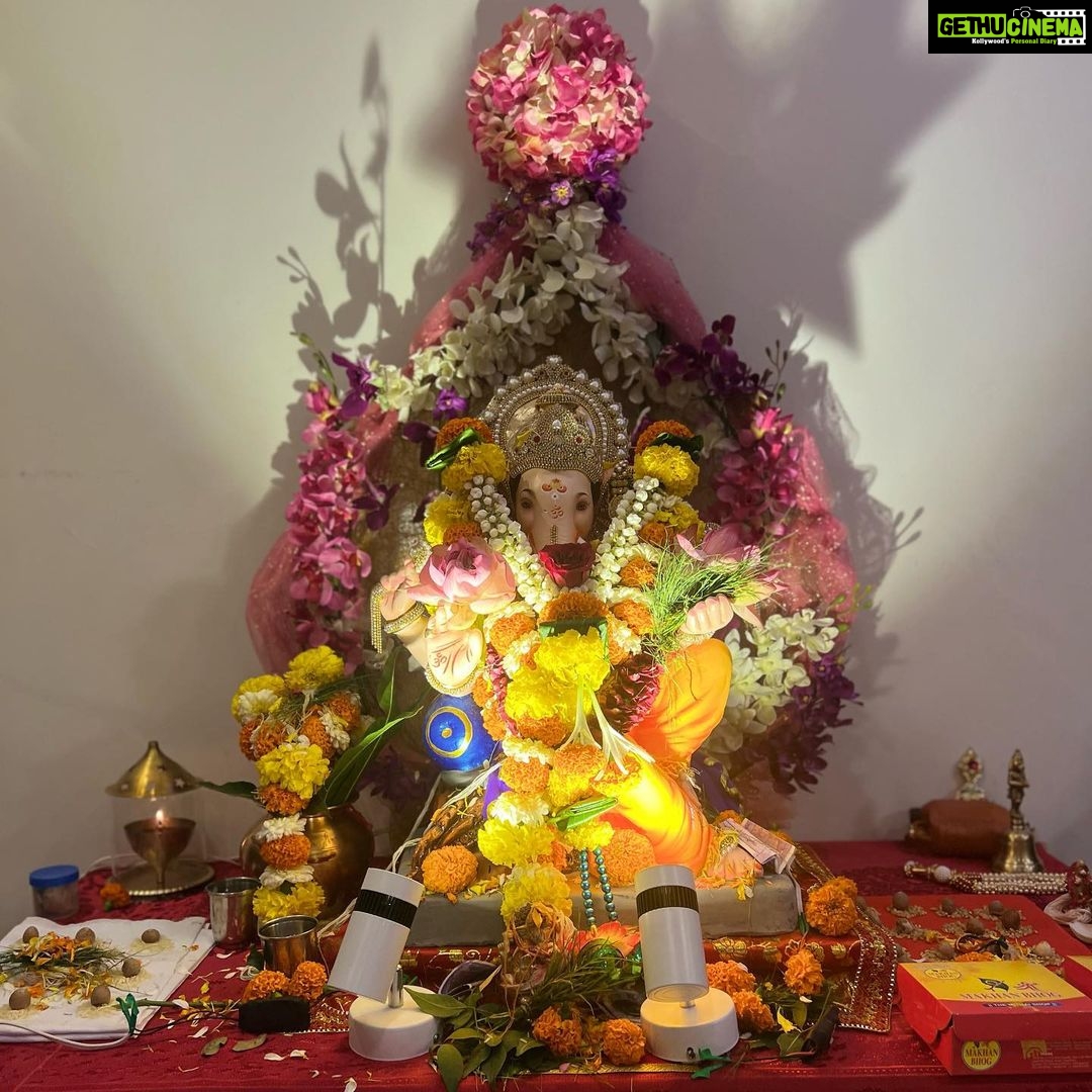 Poonam Dubey Instagram - Ganpati Bappa Morya , Mangal murti Morya 🙏🙏🙏🙏🙏 thank you so much Anand ji and Sunita ji for inviting me #darshan #pooja #blessed #poonamdubey Mumbai, Maharashtra