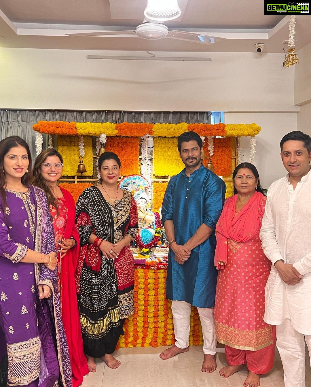 Poonam Dubey Instagram - Ganpati Bappa Morya Mangal murti Morya 🙏🙏🙏🙏 Thank you @sambhavnasethofficial di and @imavinashdwivedi jiju for inviting me ❤️ Mumbai, Maharashtra