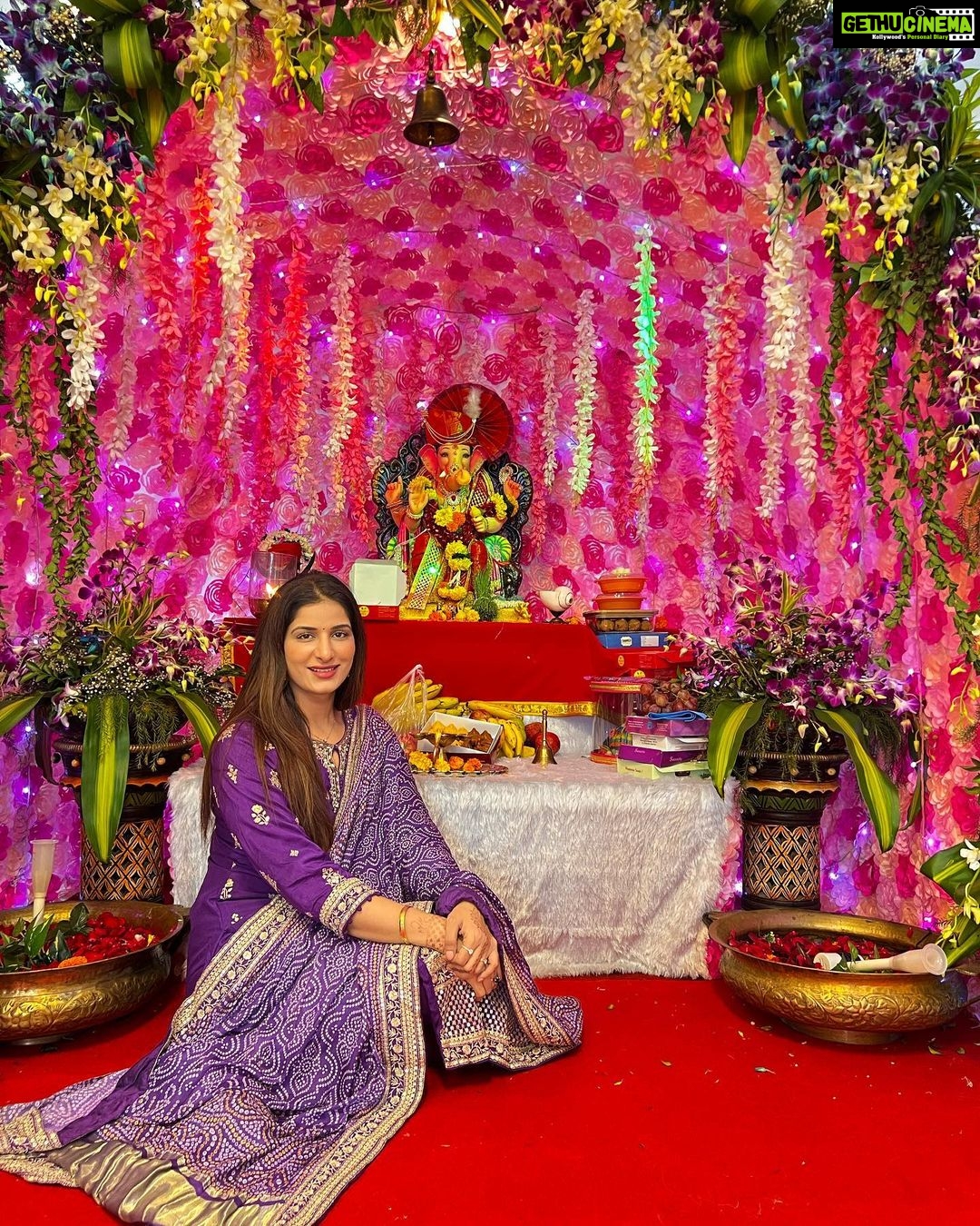 Poonam Dubey Instagram - गौरी पूजन एवं गणेशोत्सव पंचमी ❤️ Thank you @therajgill ji and @pannagillofficial ji for inviting me sorry group pic miss ho gai 🥺 . . . #darshanpooja #2023 #day5 #ganpatibappamorya