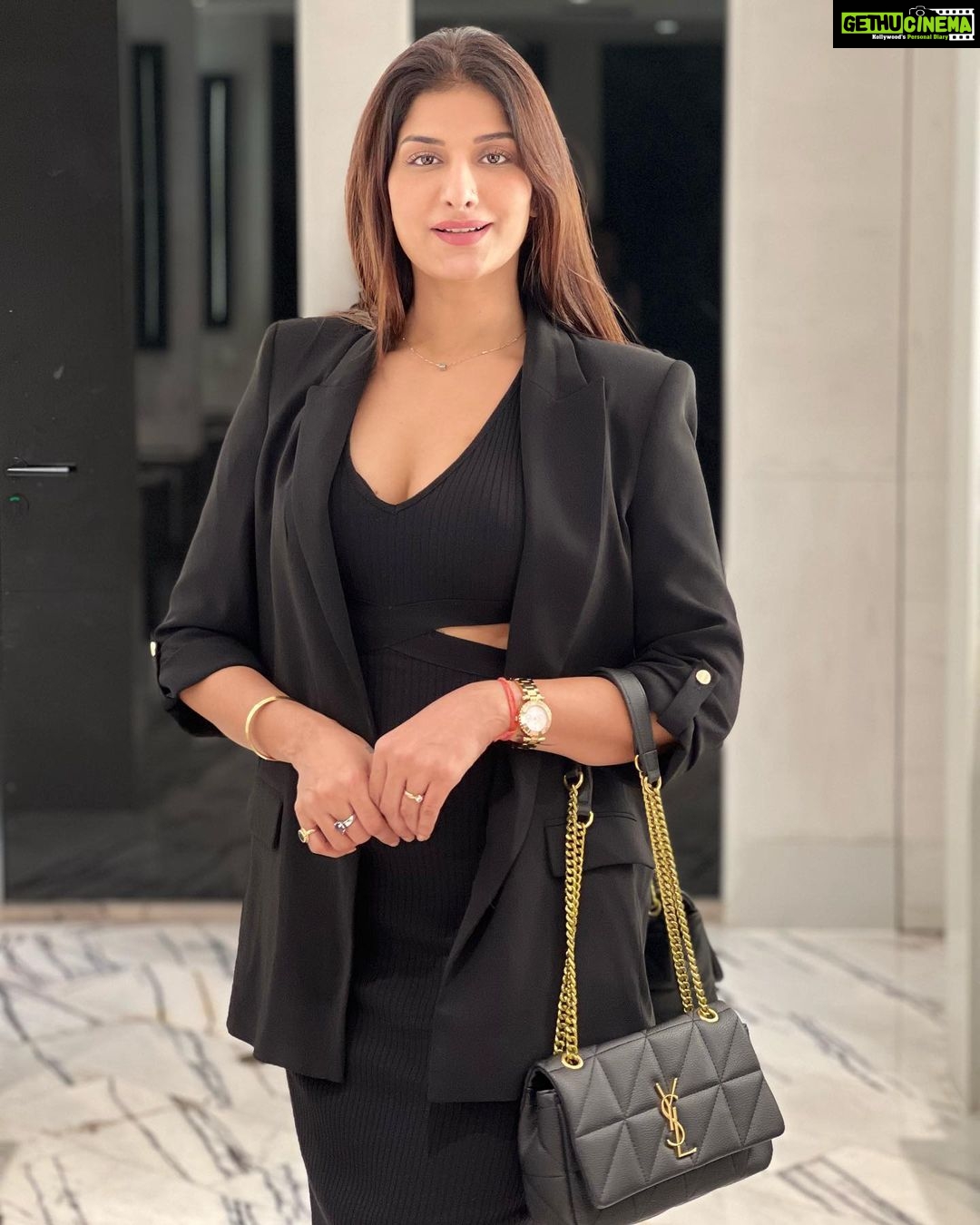Poonam Dubey Instagram - The most beautiful thing a woman can wear is confidence…… . . . . #beclassy #besassy #bestylish #confidence #happiness #positivevibes #love #of #life #goal #for #success #should #be #always #in #mind #poonamdubey 👑❤️😇 Mumbai, Maharashtra