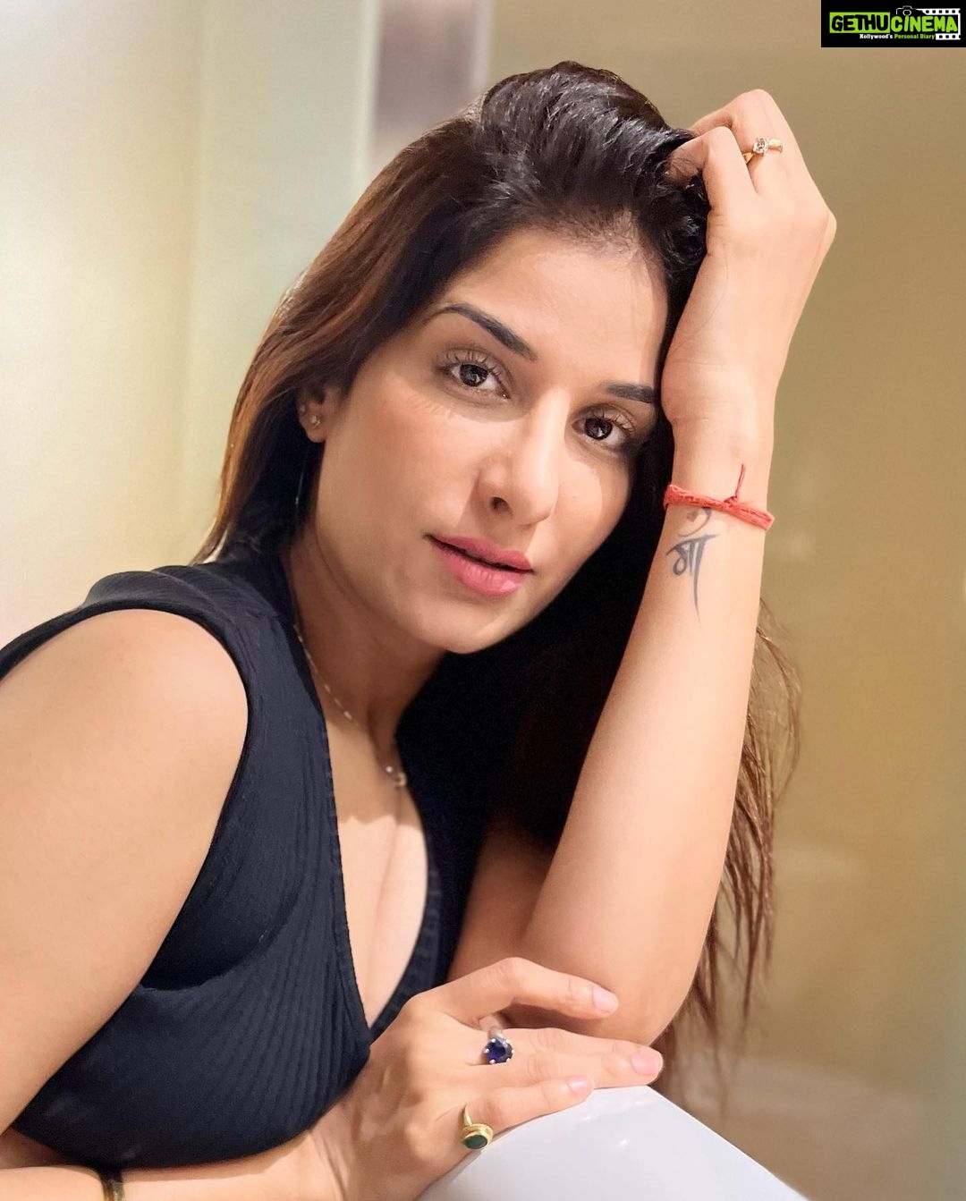 Poonam Dubey Instagram - When you can’t decide which pic is better, post all & let your friends decide… Comments please 🙈 Mumbai, Maharashtra