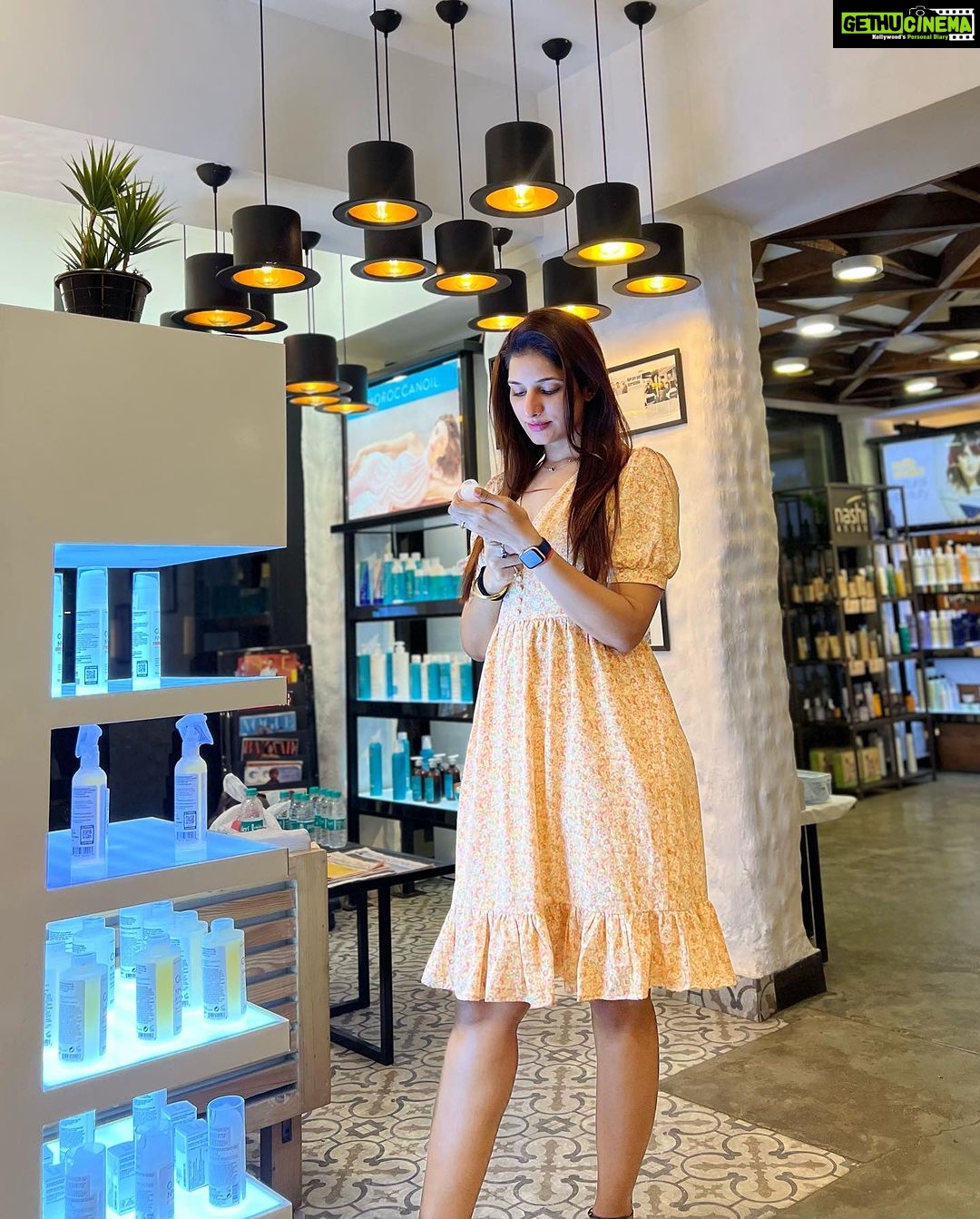 Poonam Dubey Instagram - Swipe to see what I use for my Healthy and happy hair.😍🥰 . . . . . #happyme #salontime #blessed #lady #poonamdubey Affinity Salon Juhu