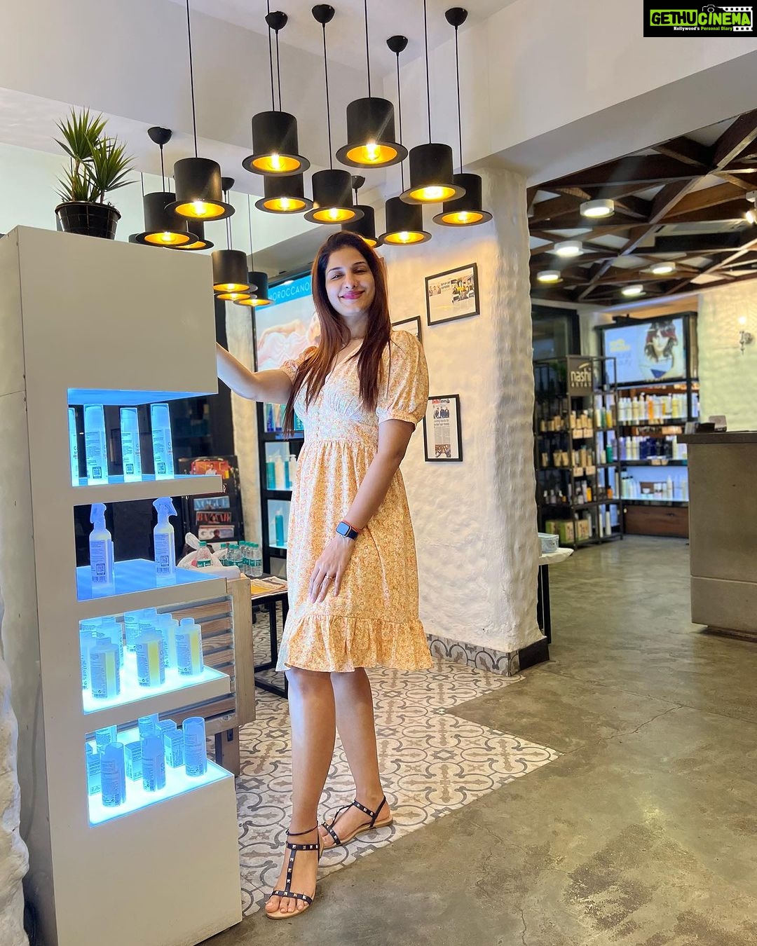 Poonam Dubey Instagram - Swipe to see what I use for my Healthy and happy hair.😍🥰 . . . . . #happyme #salontime #blessed #lady #poonamdubey Affinity Salon Juhu