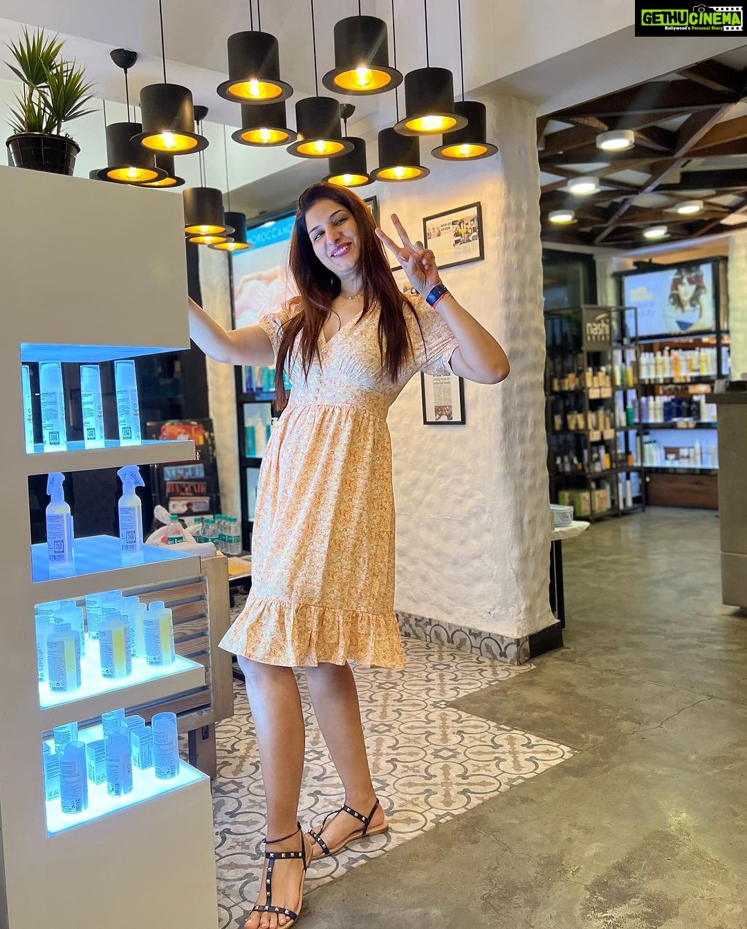Poonam Dubey Instagram - Swipe to see what I use for my Healthy and happy hair.😍🥰 . . . . . #happyme #salontime #blessed #lady #poonamdubey Affinity Salon Juhu