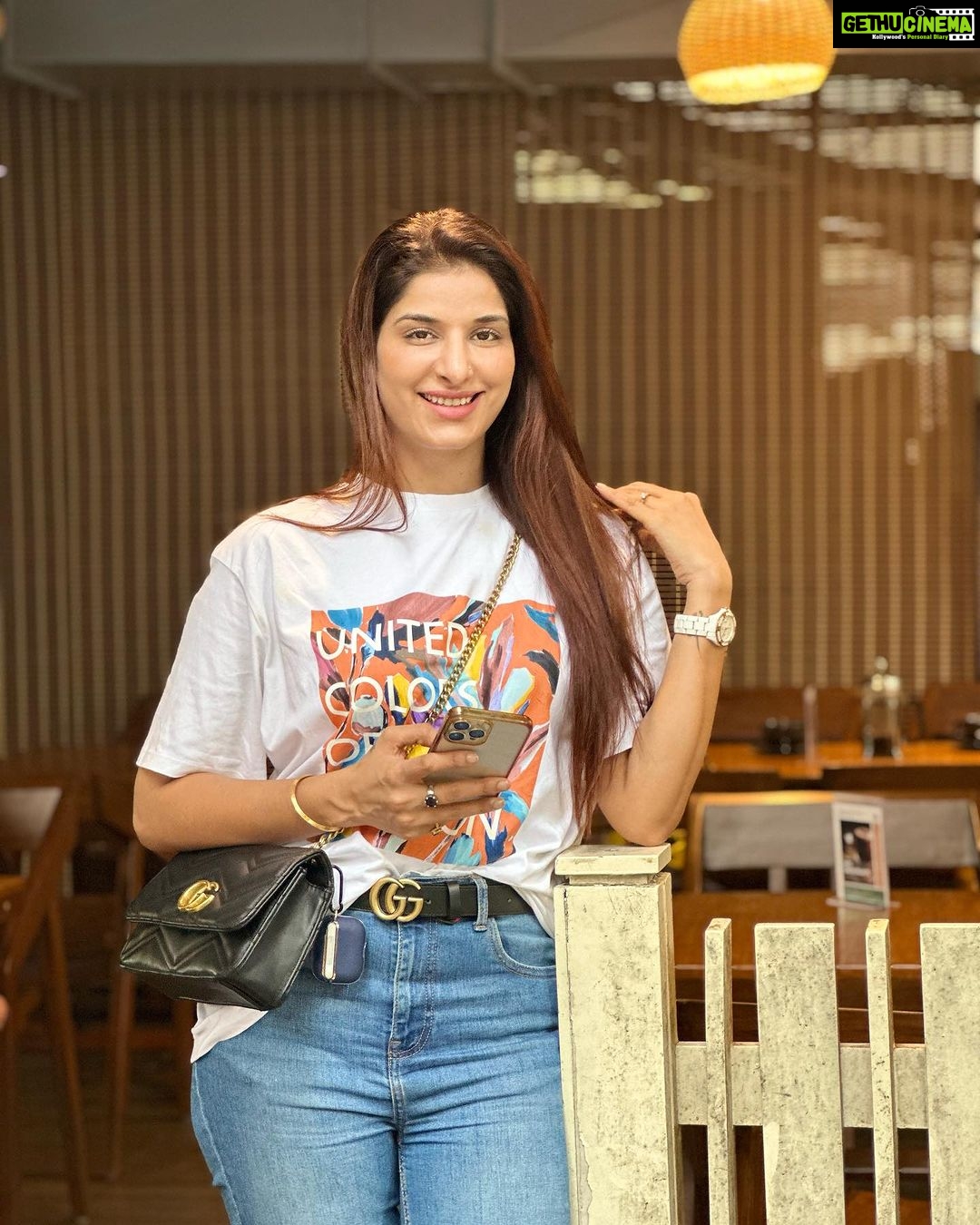 Poonam Dubey Instagram - Keep smiling, because life is a beautiful thing and there's so much to smile about….. . . . . #goodmorning #haveaniceday #tuesday #ootd #blessed #life #happiness #positivevibes #spreadlove #poonamdubey Mumbai, Maharashtra