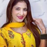 Poonam Dubey Instagram - यूँ तो *मुहब्बत* बहुत करते हैं *दिखावे* के लिये , मगर कोई *खास* ही पहुँच पाता है किसी के *एहसास-ए-दिल* तक...!!!!!!!! . . . . . #indianwear #bhartiyanari #bindi #poonamdubey #lookoftheday #sawanlook #hariharichuriyan ❤️👑🧿😍 Mumbai - मुंबई