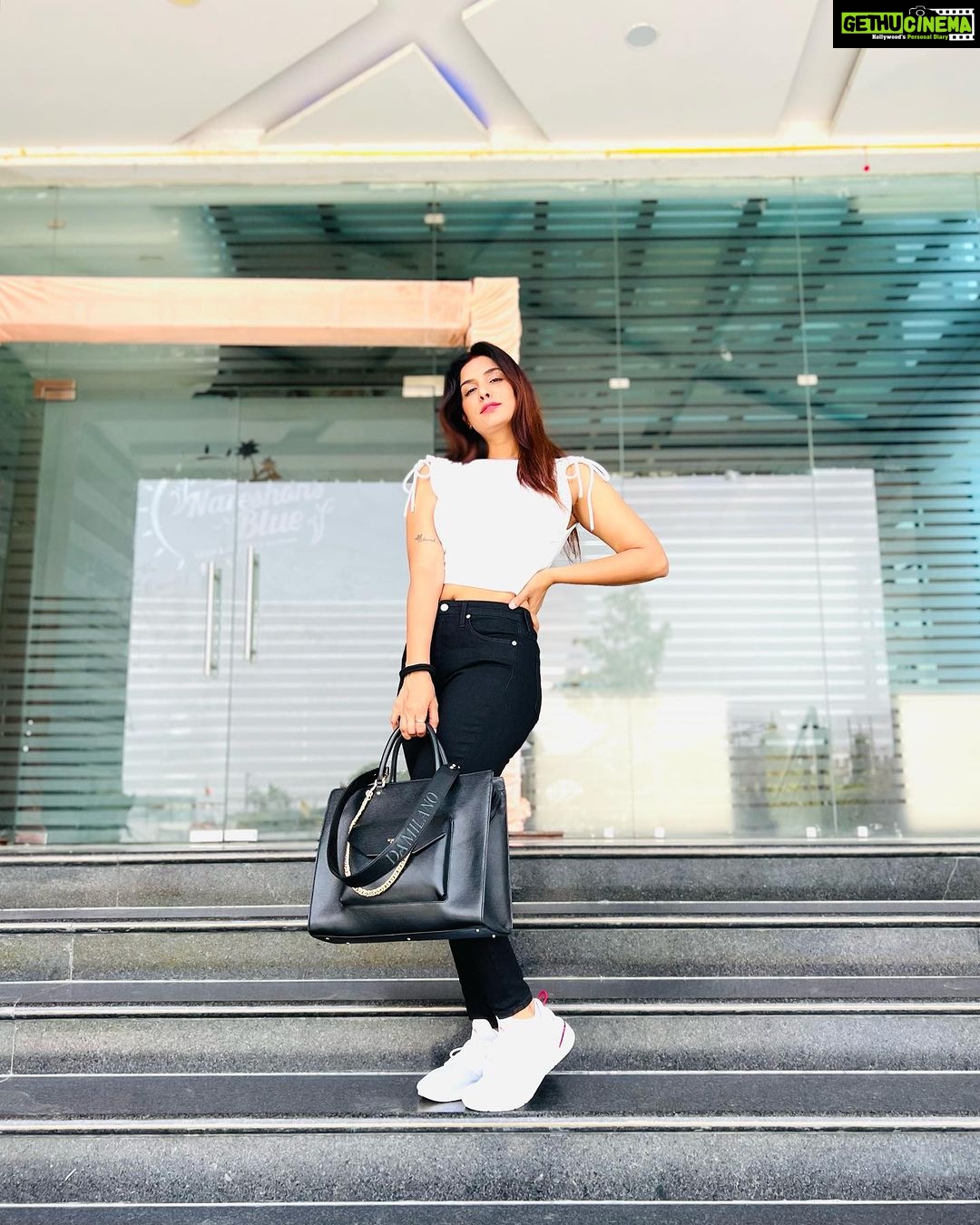 Poonam Dubey Instagram - Your direction is more important than your speed…… . . . . . . . #instapost #instagram #instadaily #instafashion #actor #actorlife #poonamdubey 👑❤️🧿♾️ Mumbai - मुंबई