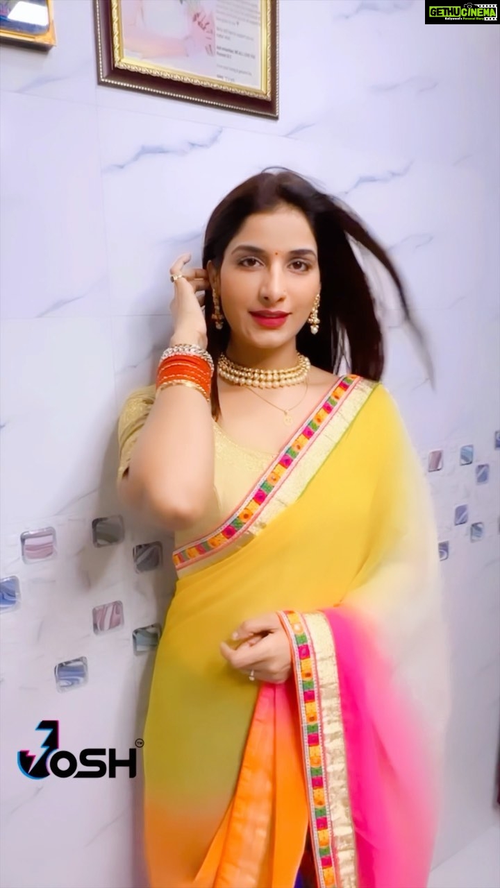 Poonam Dubey Instagram - मोहब्बत कर गइल अँखियाँ , ना धड़कन के ख़बर लागल….. ❤️👑🧿 @officialjoshapp . . . . . . . . . . . . . . . #reels #reelsinstagram #reelsvideo #reelsindia #reelitfeelit #poonamdubey