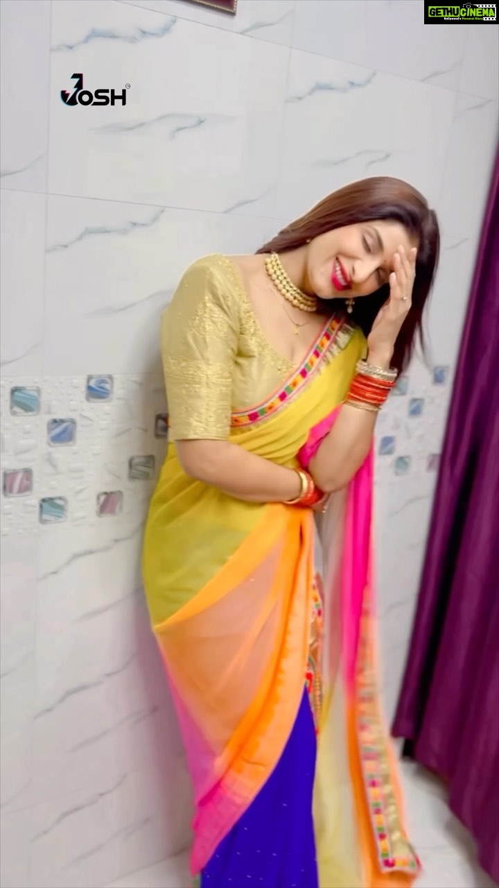 Poonam Dubey Instagram - Char kadam kya , sari Umar chal dungi sath tere ❤️🧿 . . . . V/C🎥 - @neerajdubey9900 ❤️ #trendingreels #instapost #reelsvideo #reelsinstagram #poonamdubey 👑💕🤗❤️ @officialjoshapp