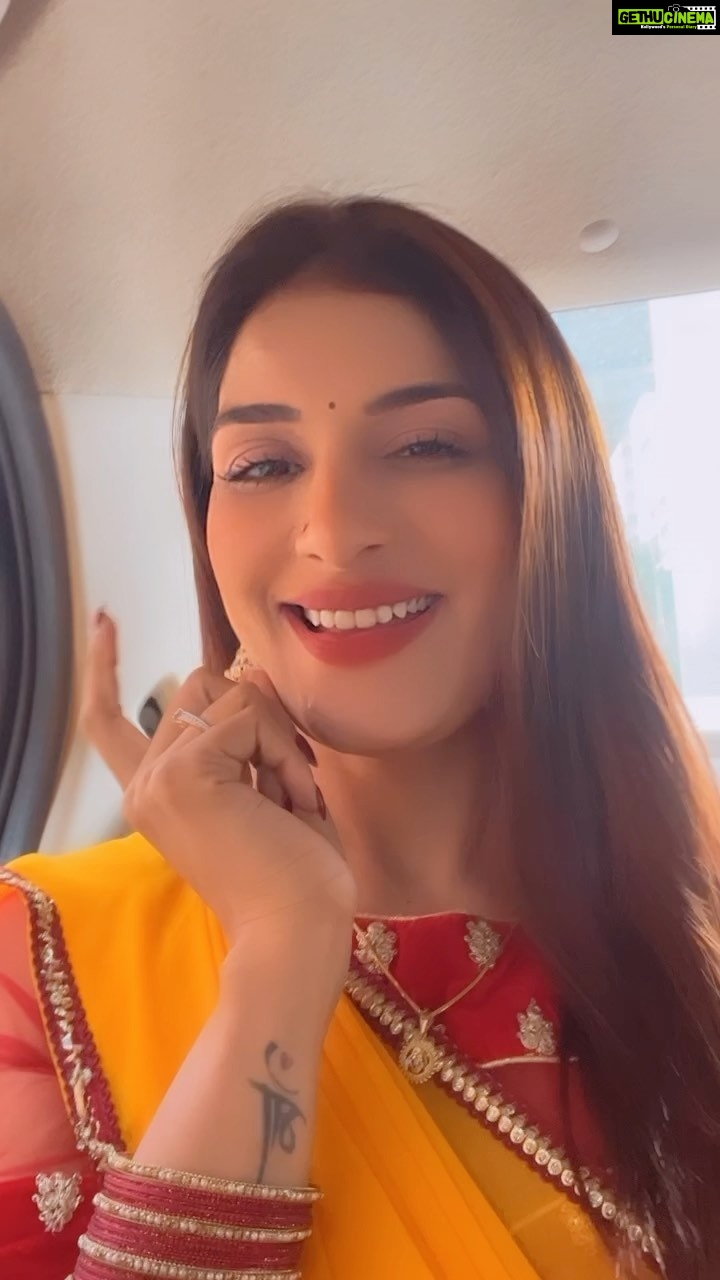 Poonam Dubey Instagram - Humara Raja ji ke galia pe til ye sakhi 😍 . . . . #tilyesakhi #bhojpuri #trending #instareels #poonamdubey