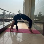 Poonam Dubey Instagram - “योग स्वयं की, स्वयं के माध्यम से, स्वयं की यात्रा है।" . "Yoga is the journey of the self, through the self, to the self." . . . #yoga #internationalyogaday #kareyograhenirog #yogasehihoga #poonamdubey Mumbai - मुंबई