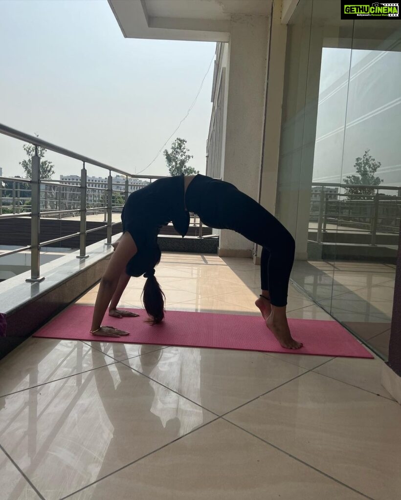Poonam Dubey Instagram - “योग स्वयं की, स्वयं के माध्यम से, स्वयं की यात्रा है।" . "Yoga is the journey of the self, through the self, to the self." . . . #yoga #internationalyogaday #kareyograhenirog #yogasehihoga #poonamdubey Mumbai - मुंबई