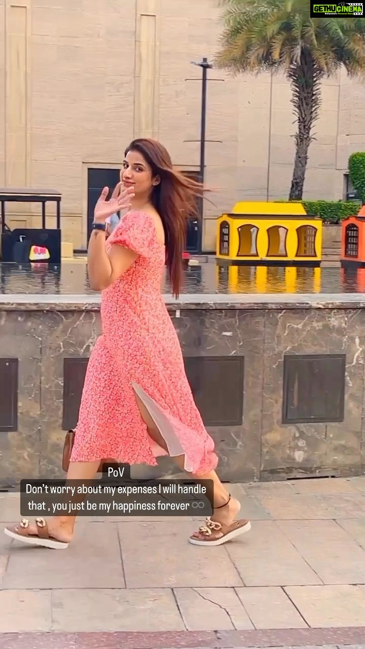 Poonam Dubey Instagram - #balanciaga ❤️🔥 #trendingreels #trendingsongs #viral #reelsinstagram #poonamdubey @nehakakkar @tonykakkar