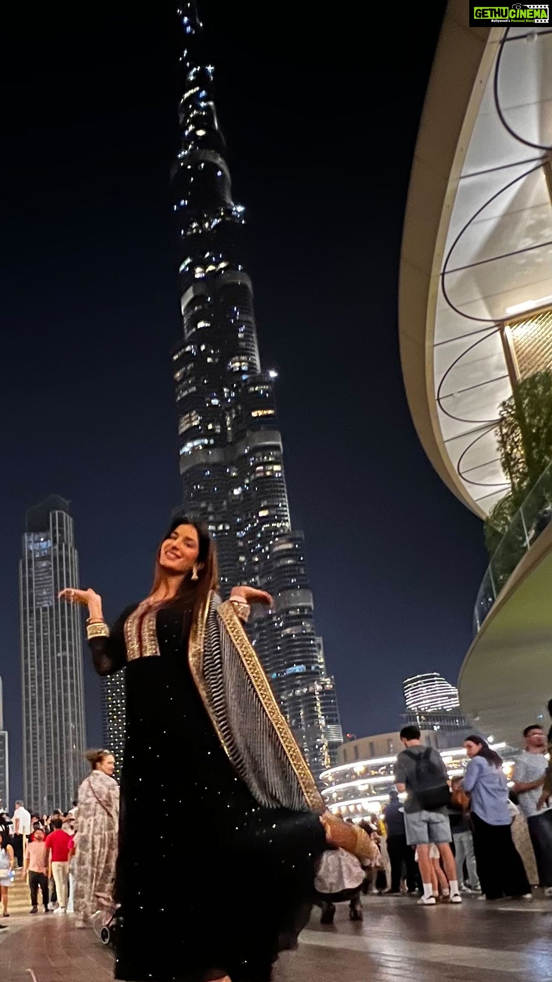 Poonam Dubey Instagram - Jutti meri 😍😍😍😍 . . . . #burjkhalifa #dubai #dubai🇦🇪 #instareels #trendingreels #nehabasin #poonamdubey Burj Khalifa Dubai