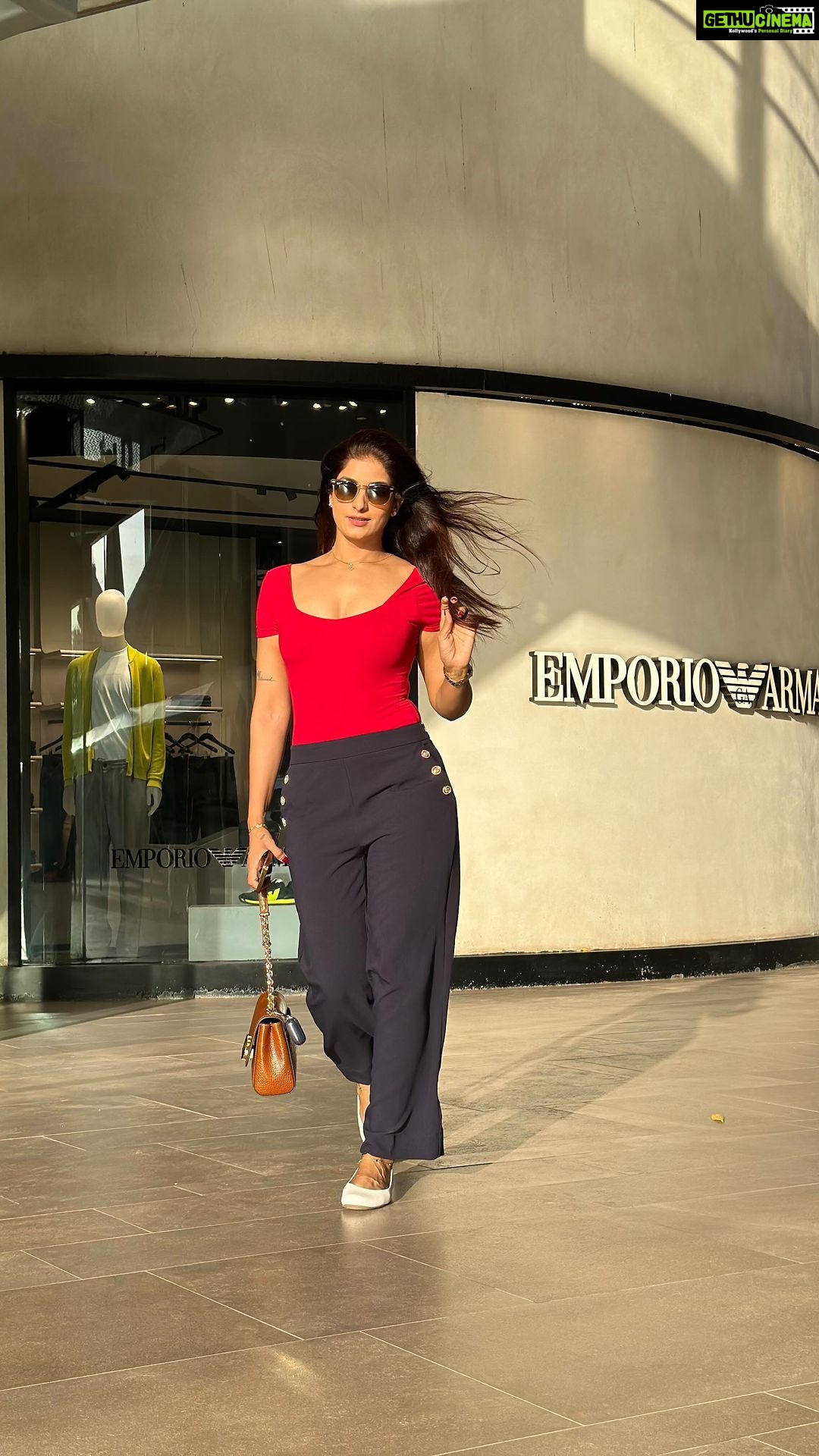 Poonam Dubey Instagram - Really obsessed with this song , to hum Kyo pichhe rahe , humne bhi bana liya video πππ . . . . @officialjoshapp #poonamdubey #reelsinstagram #reelsvideo #likesforlike #instalike πβ€οΈπ§ΏποΈπ