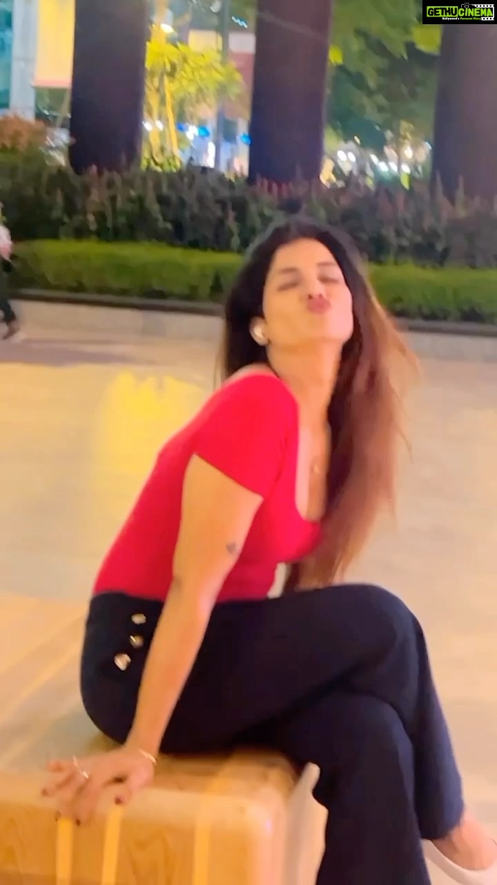 Poonam Dubey Instagram - Chand tare to nahi but tumhari khushiyon ka wada hai tumse…❤️👑🧿 VC-: @motheykabita thanks love💞 . . . . . #terevaaste #zarahatkezarabachke #reelsinstagram #likesforlike #viral #reelsvideo #poonamdubey Jio World Drive