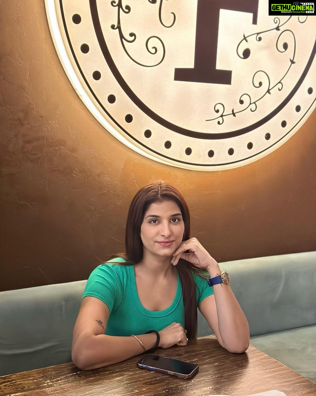 Poonam Dubey Instagram - Attitude is the 'little' thing that makes a big difference….. . . . . #farzicafe #mumbai #about #last #evening #poonamdubey Farzi Cafe