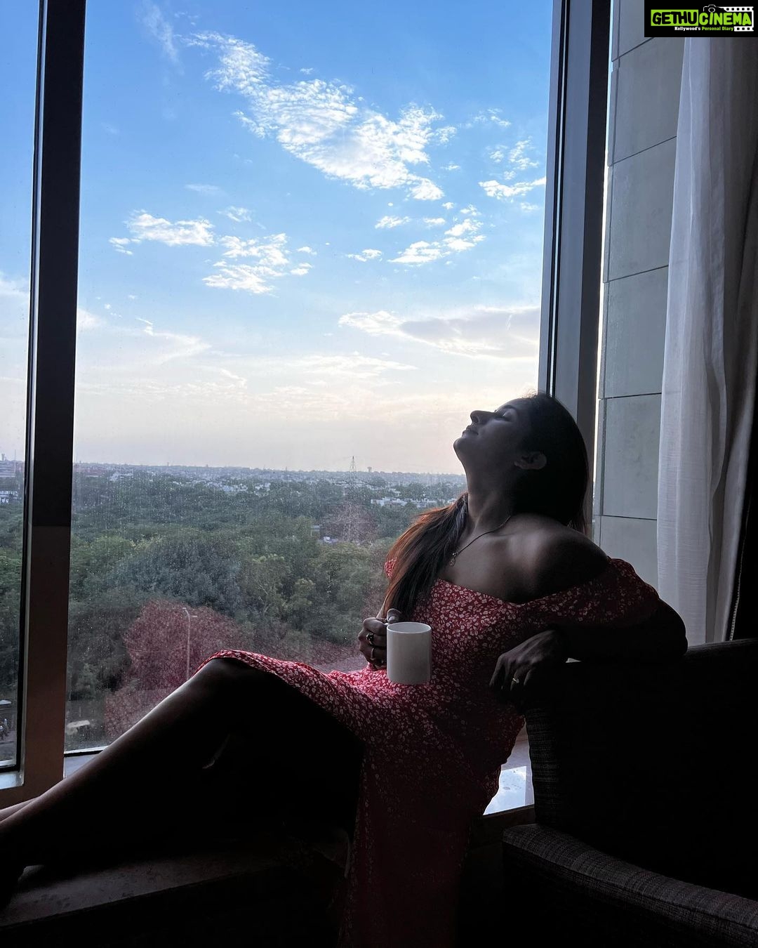 Poonam Dubey Instagram - You ☕️ me and monsoon ❤️💕🥰🤗😍 #tealover #loveofmylife #goal #monsoon #rainyday #poonamdubey Delhi दिल्ली