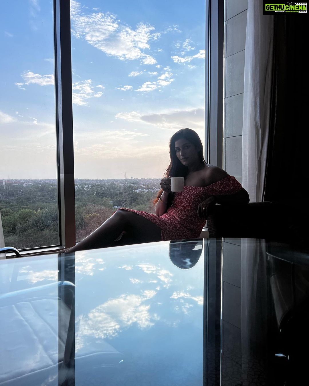 Poonam Dubey Instagram - You ☕️ me and monsoon ❤️💕🥰🤗😍 #tealover #loveofmylife #goal #monsoon #rainyday #poonamdubey Delhi दिल्ली