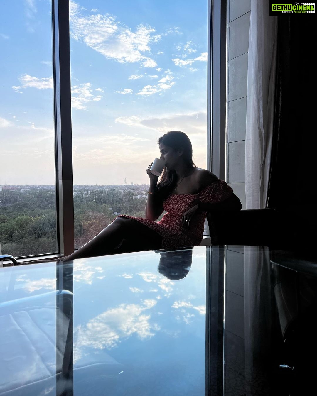 Poonam Dubey Instagram - You ☕️ me and monsoon ❤️💕🥰🤗😍 #tealover #loveofmylife #goal #monsoon #rainyday #poonamdubey Delhi दिल्ली