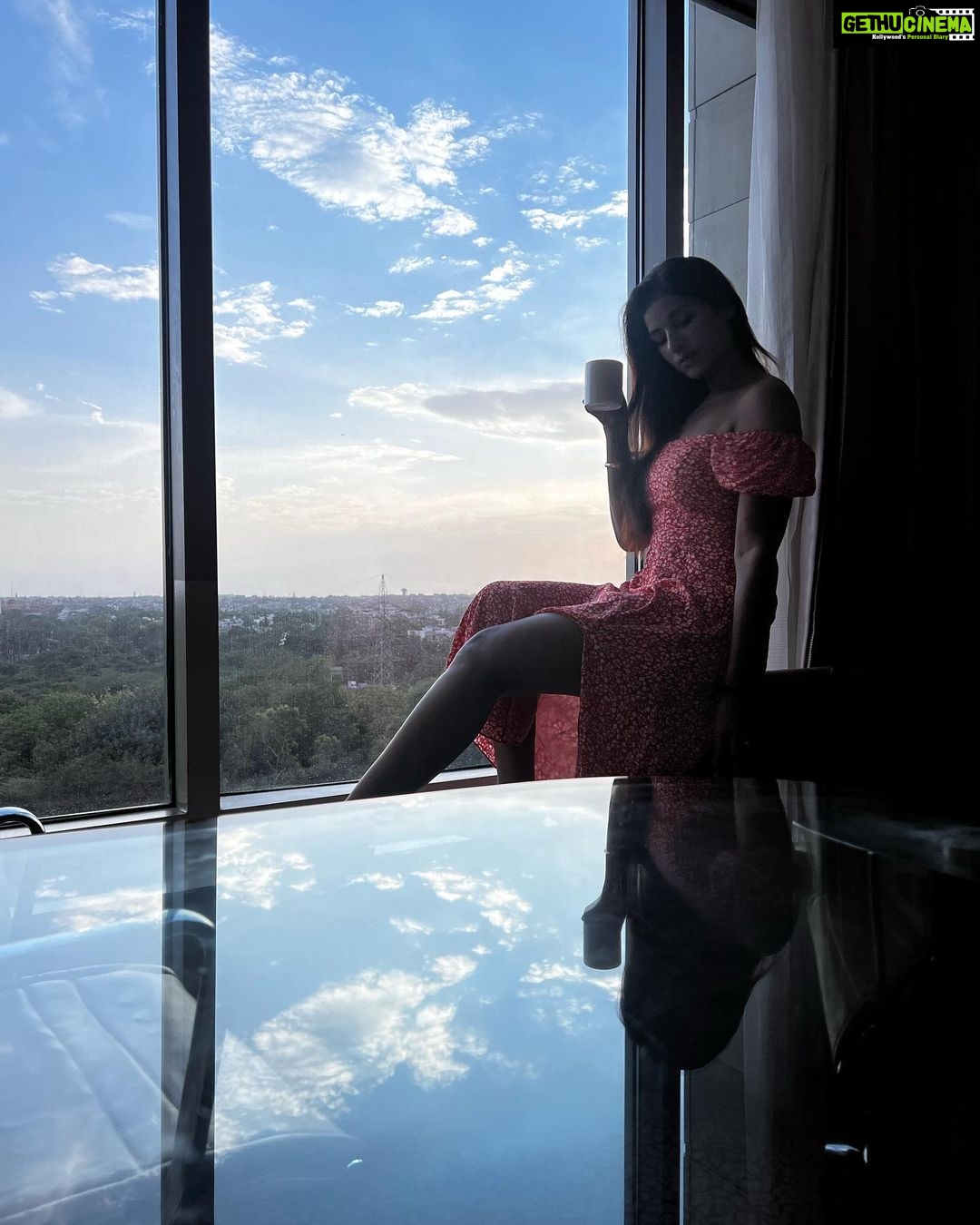 Poonam Dubey Instagram - You ☕️ me and monsoon ❤️💕🥰🤗😍 #tealover #loveofmylife #goal #monsoon #rainyday #poonamdubey Delhi दिल्ली