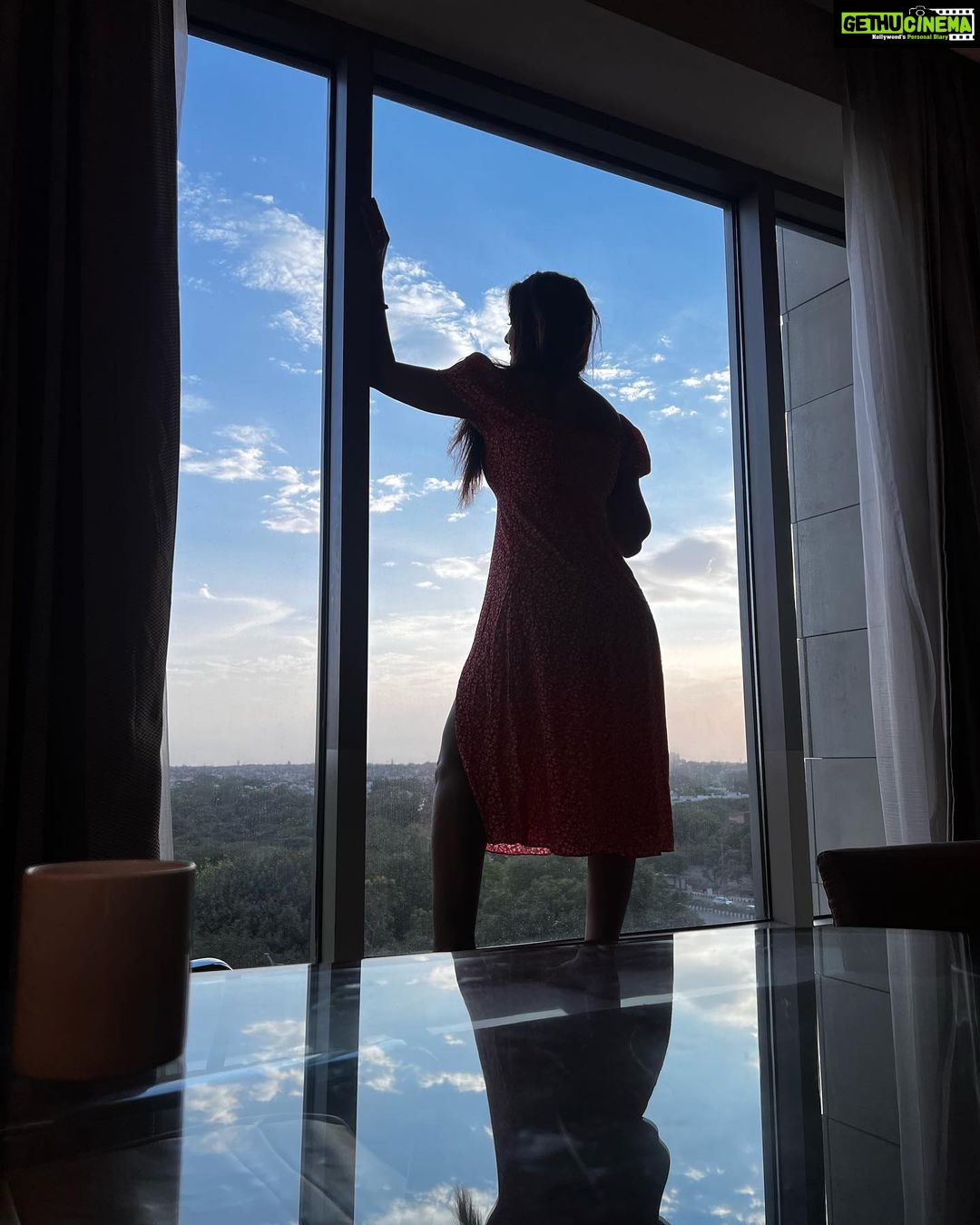 Poonam Dubey Instagram - You ☕️ me and monsoon ❤️💕🥰🤗😍 #tealover #loveofmylife #goal #monsoon #rainyday #poonamdubey Delhi दिल्ली