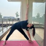 Poonam Dubey Instagram - “योग स्वयं की, स्वयं के माध्यम से, स्वयं की यात्रा है।" . "Yoga is the journey of the self, through the self, to the self." . . . #yoga #internationalyogaday #kareyograhenirog #yogasehihoga #poonamdubey Mumbai - मुंबई
