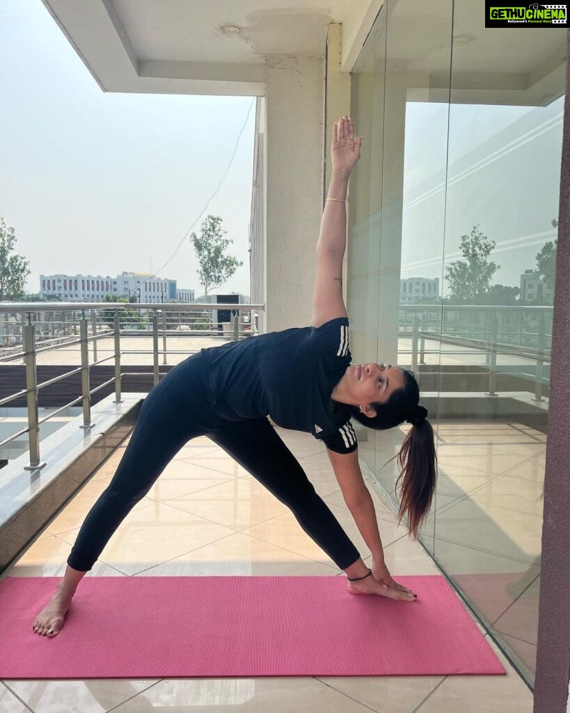 Poonam Dubey Instagram - “योग स्वयं की, स्वयं के माध्यम से, स्वयं की यात्रा है।" . "Yoga is the journey of the self, through the self, to the self." . . . #yoga #internationalyogaday #kareyograhenirog #yogasehihoga #poonamdubey Mumbai - मुंबई
