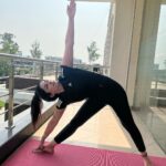 Poonam Dubey Instagram - “योग स्वयं की, स्वयं के माध्यम से, स्वयं की यात्रा है।" . "Yoga is the journey of the self, through the self, to the self." . . . #yoga #internationalyogaday #kareyograhenirog #yogasehihoga #poonamdubey Mumbai - मुंबई