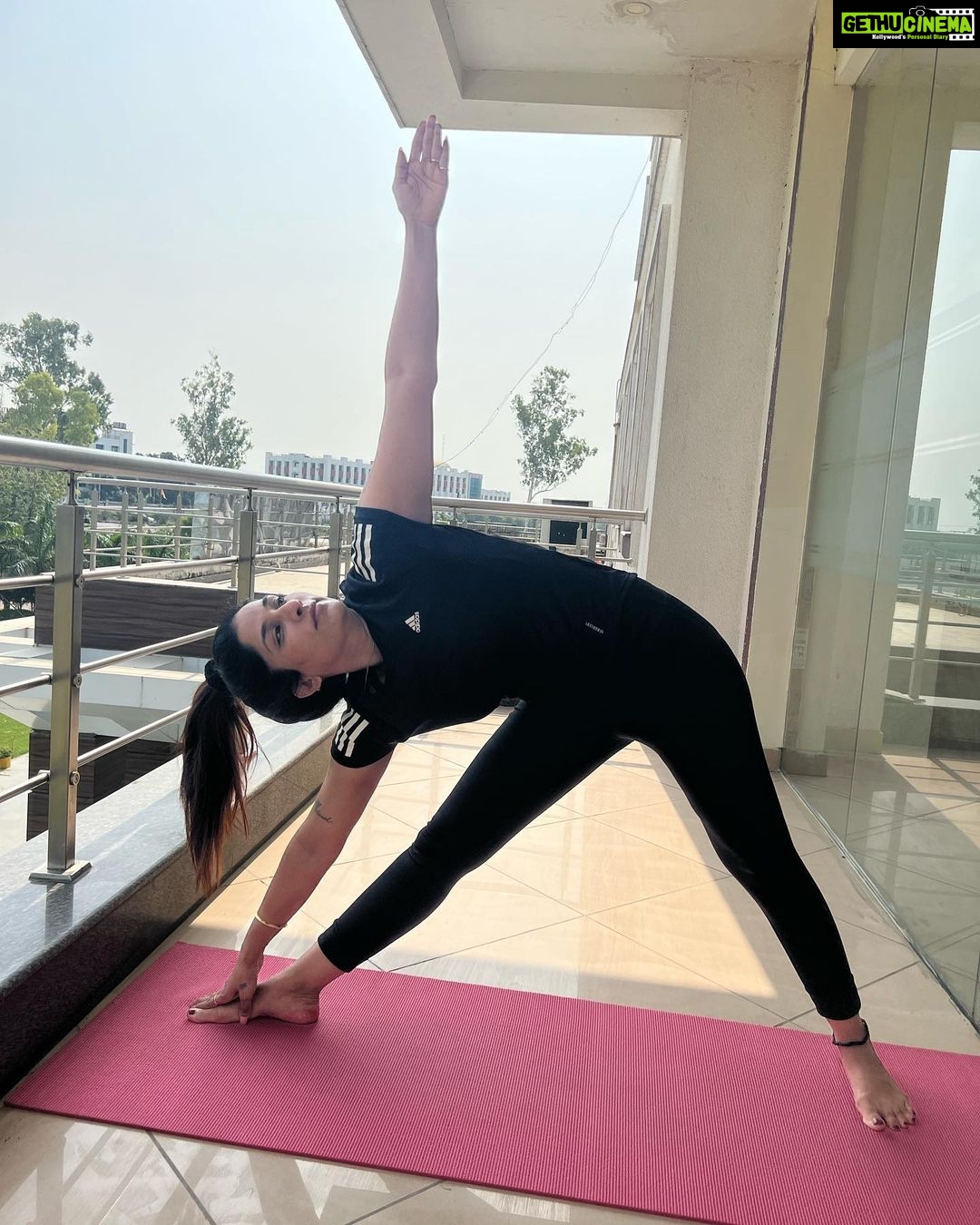 Poonam Dubey Instagram - “योग स्वयं की, स्वयं के माध्यम से, स्वयं की यात्रा है।" . "Yoga is the journey of the self, through the self, to the self." . . . #yoga #internationalyogaday #kareyograhenirog #yogasehihoga #poonamdubey Mumbai - मुंबई