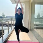 Poonam Dubey Instagram - “योग स्वयं की, स्वयं के माध्यम से, स्वयं की यात्रा है।" . "Yoga is the journey of the self, through the self, to the self." . . . #yoga #internationalyogaday #kareyograhenirog #yogasehihoga #poonamdubey Mumbai - मुंबई