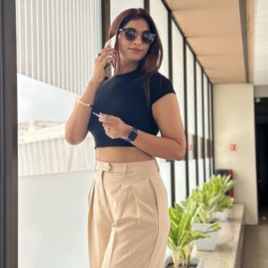 Poonam Dubey Instagram - “A life lived in love will never be dull.” – ... . . . . #babua❤️🧿 #love #you #yours #falgunia😂🙈 #airportlook #blackandoffwhite Mumbai Airport Chatarpati Shivaji