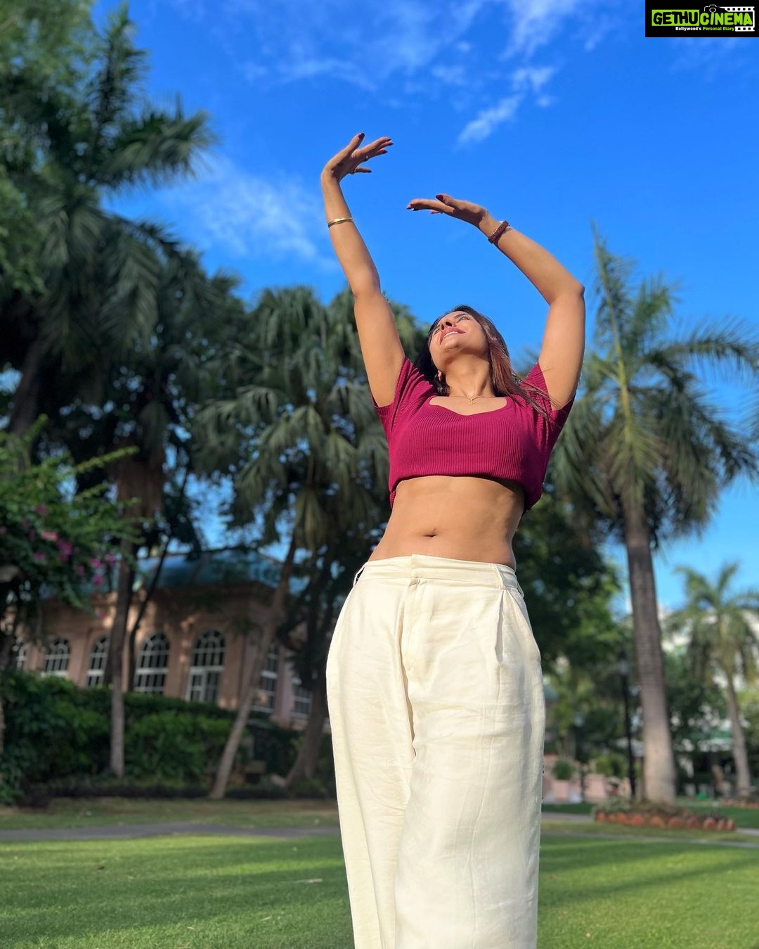 Poonam Dubey Instagram - There's no peace like the peace of an inner courtyard on a sunny day…. 🕉️❤️🧿♾️ . . . . #ootd #sunshine #dayout #with #best #greenery #naturelovers #beautiful #world #poonamdubey #blue #sky ITC Maratha, Mumbai - A Luxury Collection Hotel