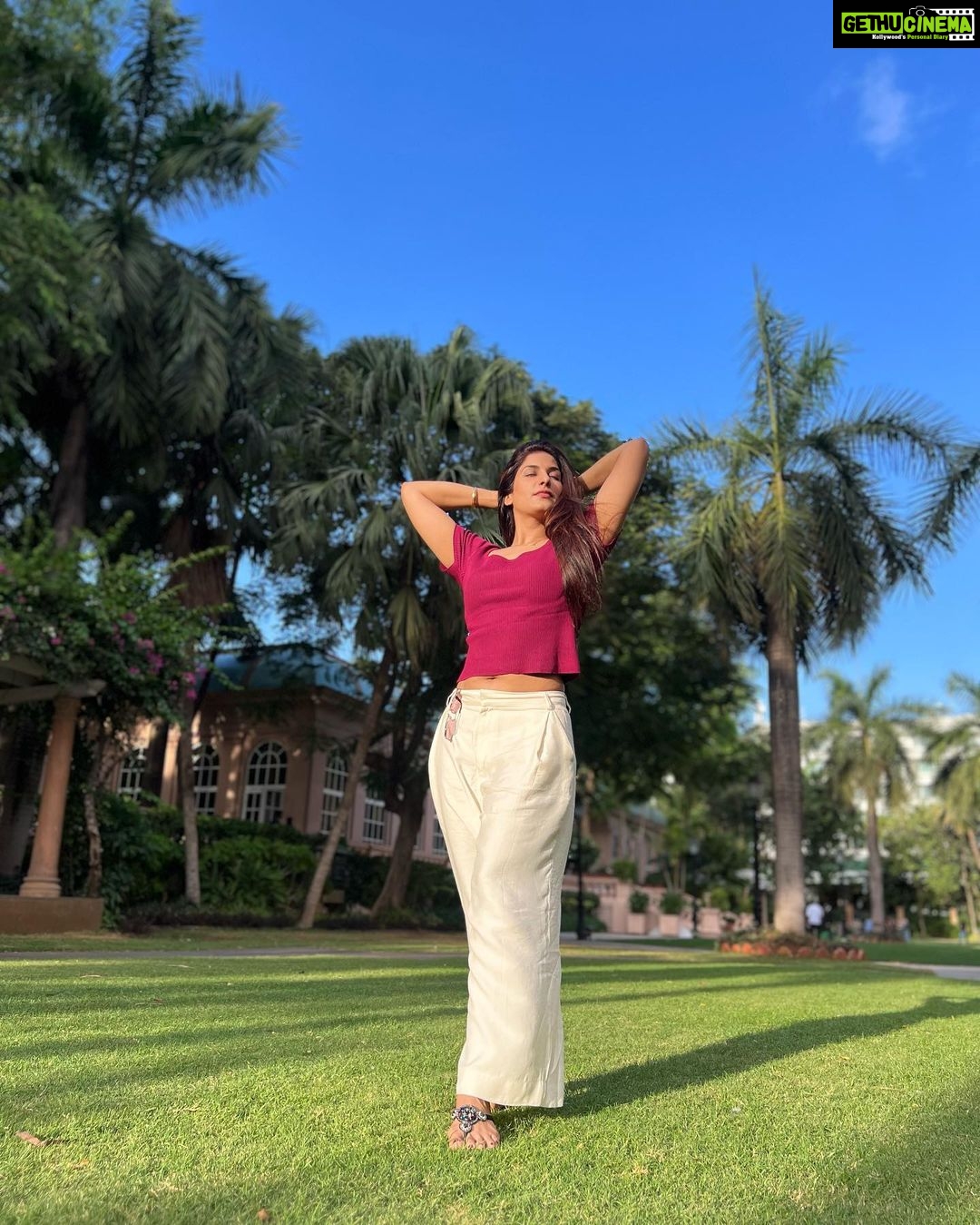 Poonam Dubey Instagram - There's no peace like the peace of an inner courtyard on a sunny day…. 🕉️❤️🧿♾️ . . . . #ootd #sunshine #dayout #with #best #greenery #naturelovers #beautiful #world #poonamdubey #blue #sky ITC Maratha, Mumbai - A Luxury Collection Hotel
