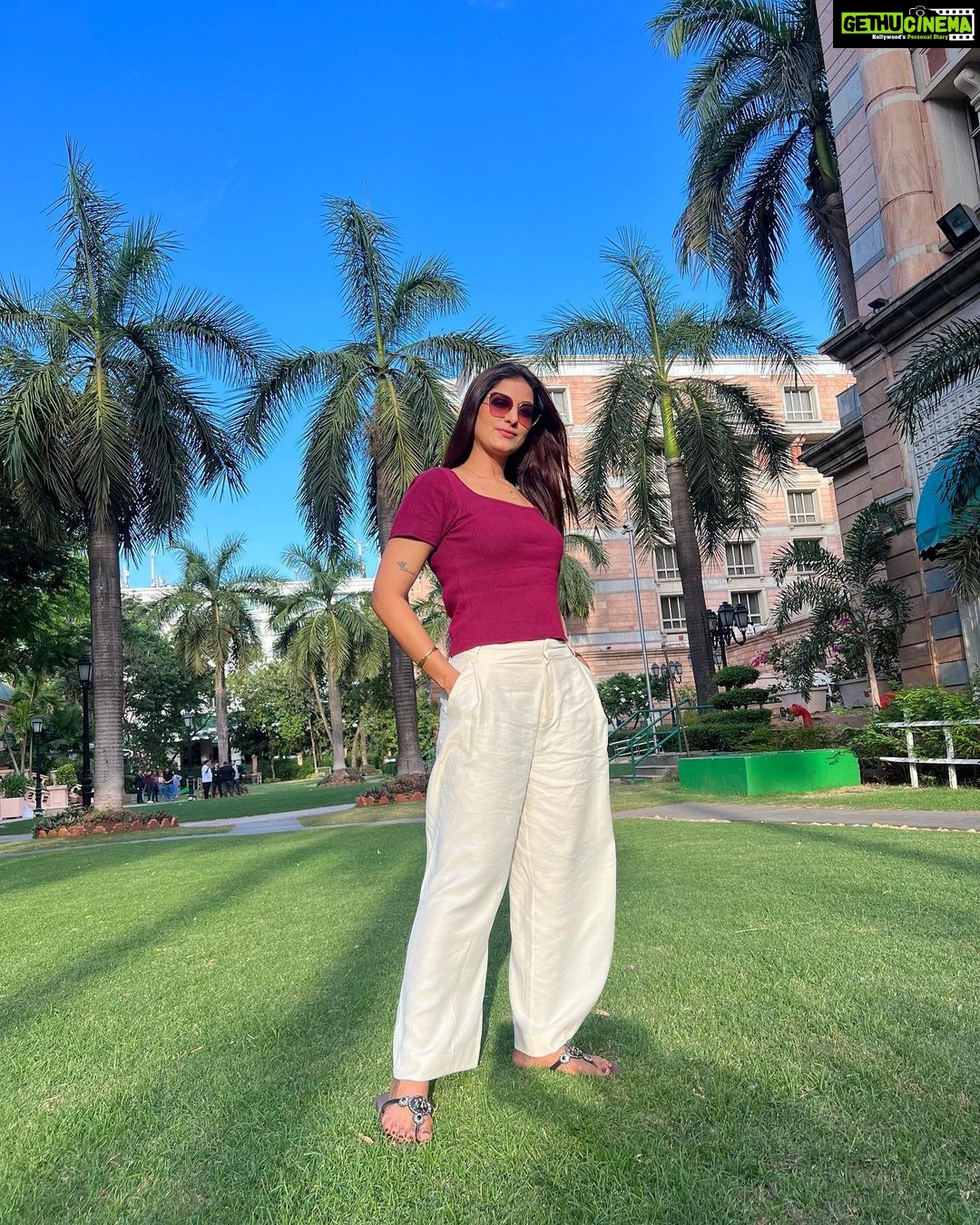 Poonam Dubey Instagram - There's no peace like the peace of an inner courtyard on a sunny day…. 🕉️❤️🧿♾️ . . . . #ootd #sunshine #dayout #with #best #greenery #naturelovers #beautiful #world #poonamdubey #blue #sky ITC Maratha, Mumbai - A Luxury Collection Hotel
