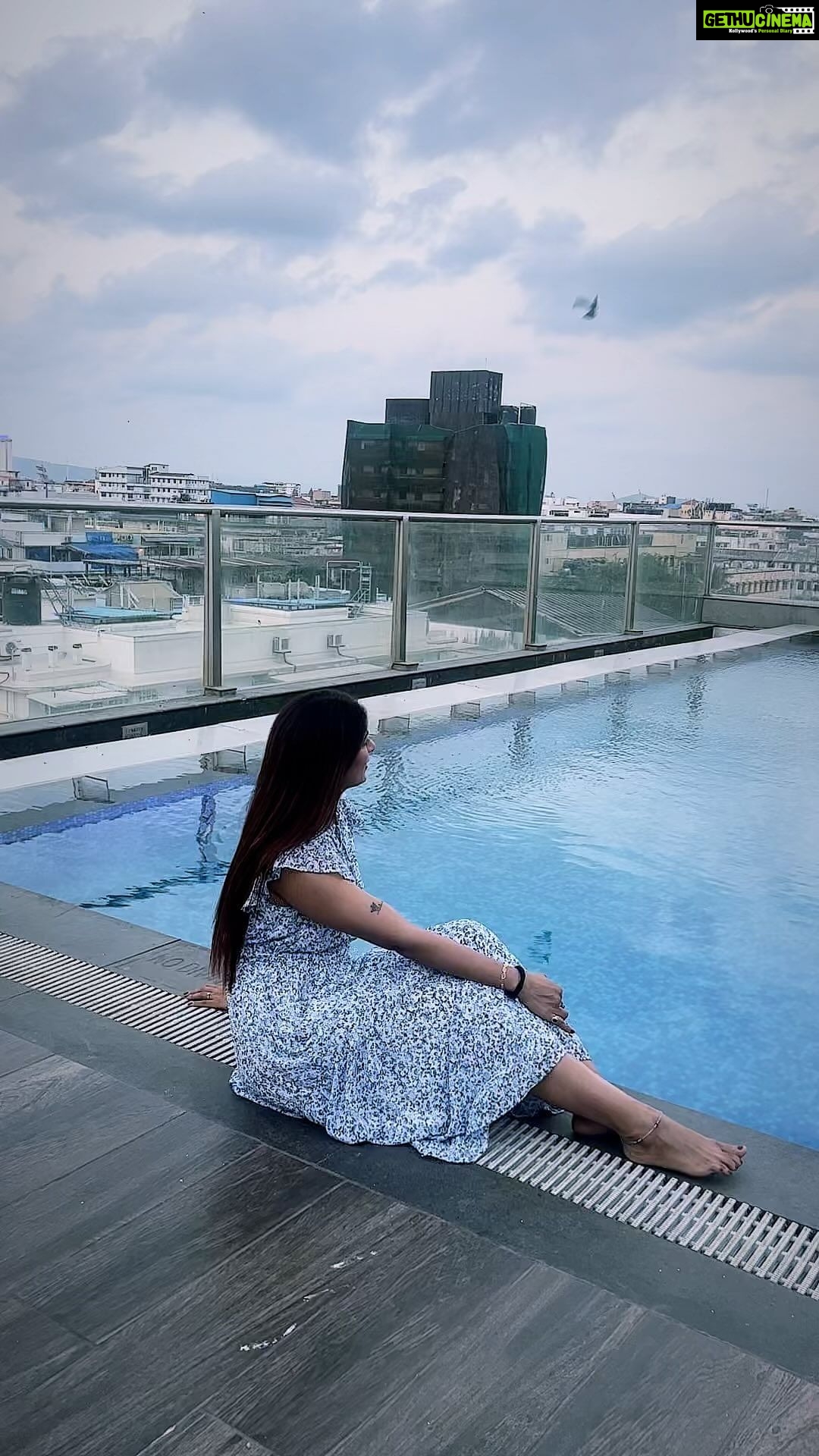Poonam Dubey Instagram - Tumhara dil ya Humara dil hai…..❤️👑 @vishalmishraofficial @shreyaghoshal 🫶🫶🫶🫶🫶 Location @intercontinental.marinedrive Dress by @forevernew_india . . . . #beautiful #songofthe80’s #trending #zihaalemiskin #viral #bollywood #poonamdubey InterContinental Marine Drive-Mumbai