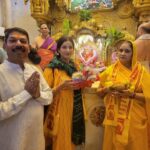 Poonam Dubey Instagram - गणपति बप्पा मोरया 🙏🕉️❤️🛕 . . . . #ganpatibappamorya #mangalmurtimorya #shrisiddhivinayakganpatimandir #mumbai #actorslife #poonamdubey #familytime #motherdaughter Shree Siddhivinayak Ganapati Temple