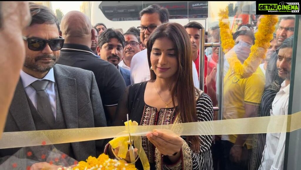 Poonam Dubey Instagram - Feeling blessed and honoured to be with you all on the grand opening of PURVANCHAL RESTURANT. Congratulations to HEMANT SINGH JI for new restaurant in DUBAI. Mahadev bless you all 🙏😇🕉️❤️🧿 . . . . #poonamdubey