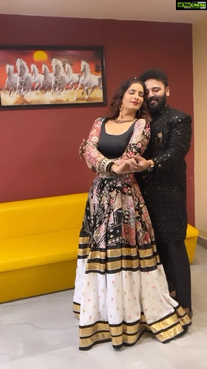 Poonam Dubey Instagram - Some beautiful moments with gorgeous @poonamdubeyofficial 🥰🥰 . . . . Note -: on set Dainik jagran dandiya events at Darbhanga