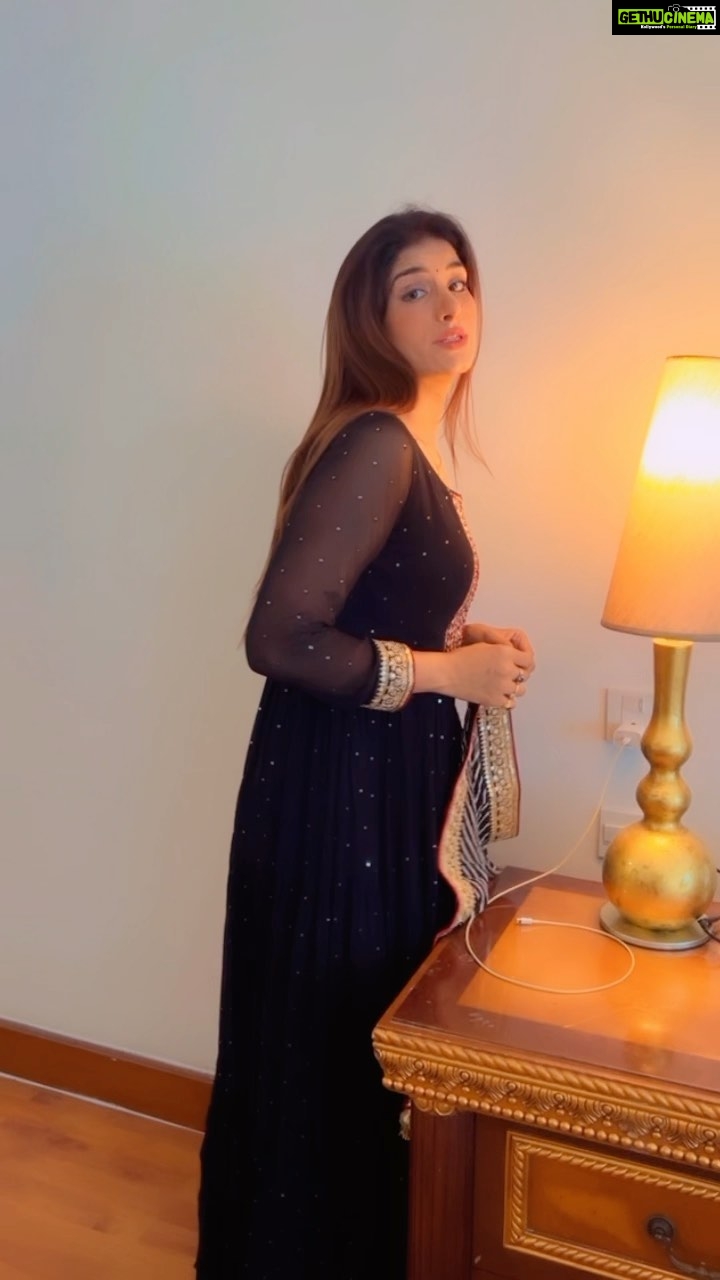 Poonam Dubey Instagram - Tujhe chand ke bahane dekhu ❤️🧿 . . Outfit by @fantasyfashionsff ❤️ . . . . . . #trendingreels #bollywood #instagram #poonamdubey Dubai Mall - Burj Khalifa