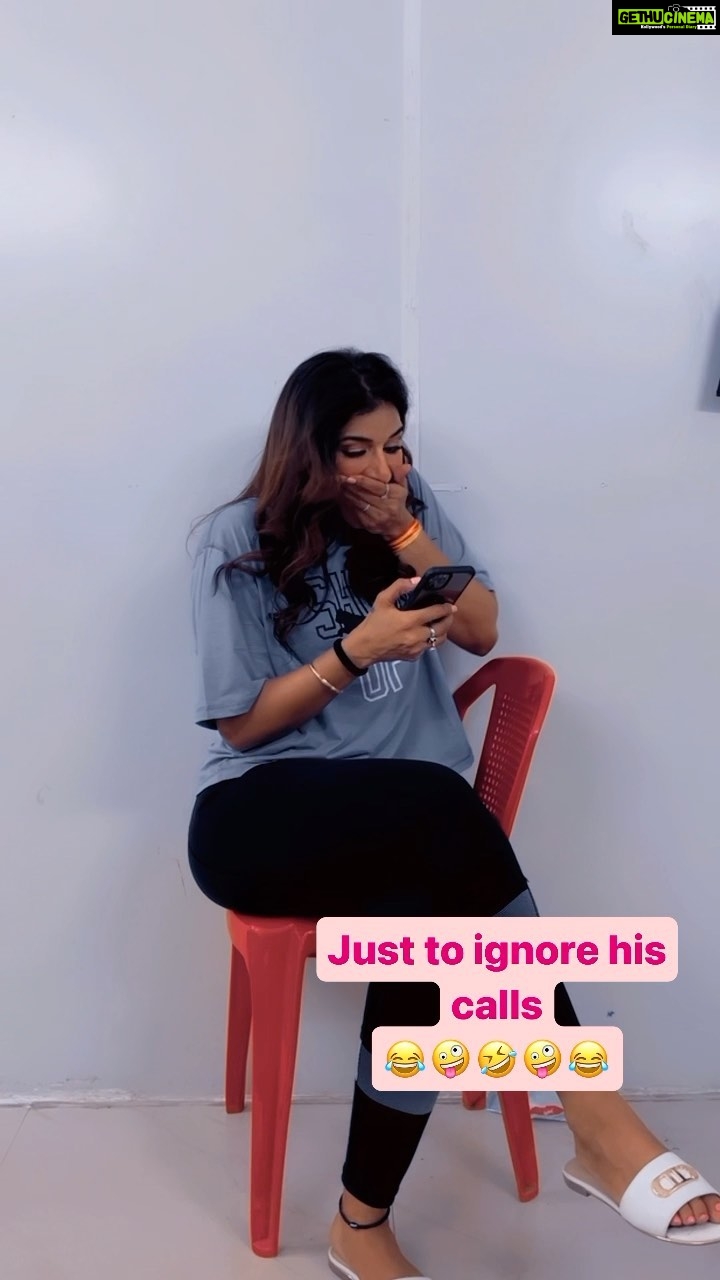 Poonam Dubey Instagram - Most of girls ahi karti hai đđđđ Am I right or wrong? Please comment girls đ¤Ē video credit goes to @priyumoon â¤ī¸ . . . #poonamdubey #memes #funnyreels Mumbai - ā¤ŽāĨā¤ā¤Ŧā¤