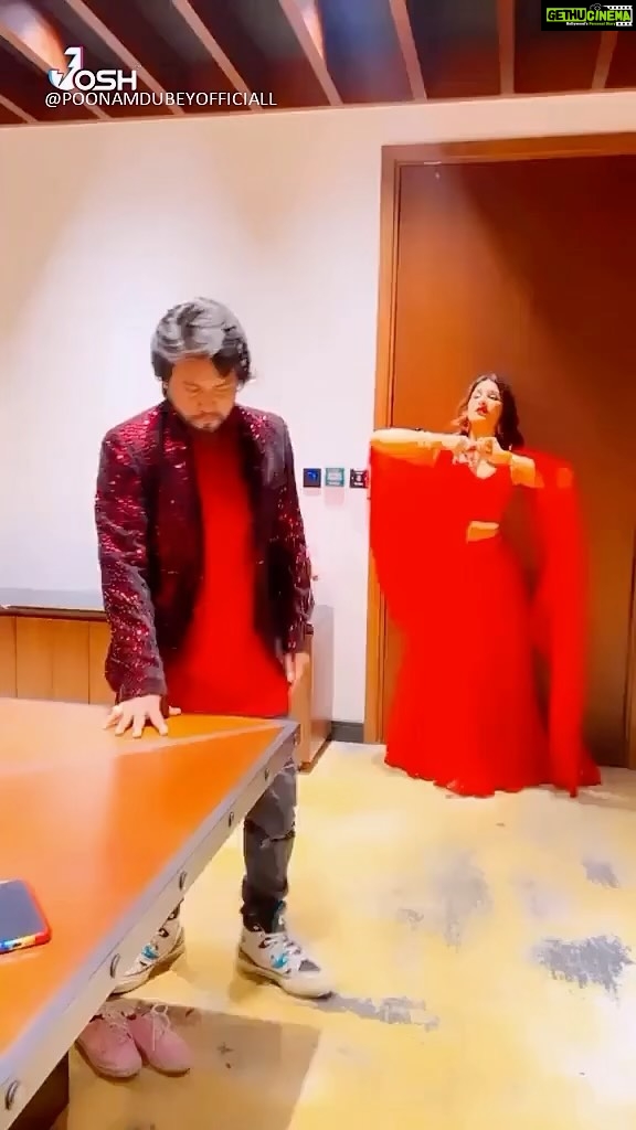 Poonam Dubey Instagram - Raghunandan hari ❤️❤️❤️❤️. . . . . With my dance partner and stylish Choreographer of my industry @m.k__gupta_joy #dubaimemories #timepass #reels @officialjoshapp @vortexmetromedia #poonamdubey Bhubaneswar, India