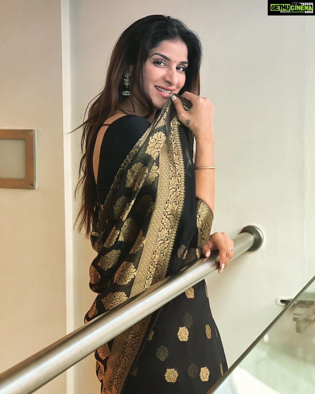 Poonam Dubey Instagram - सुनो मैं तुम्हारे लिए गर्मी की छाँव बन जाऊँगी , पर क्या तुम मेरे लिए बारिश की छत बनोगे? . . . . . #status #romanticquotes #loveintheair #blessed #life ❤️🧿👑♾️ #poonamdubey Bhubaneswar, India