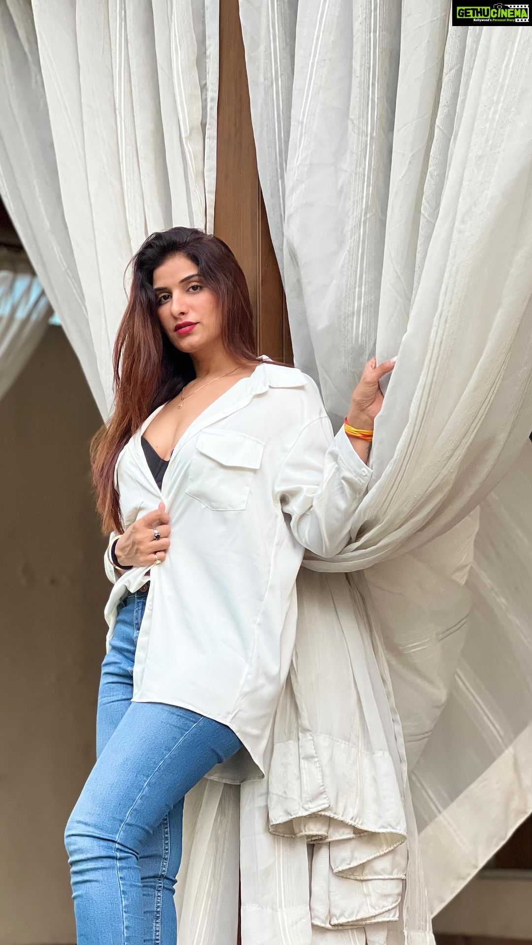 Poonam Dubey Instagram - Sab gazab sab gazab Video credit goes to my sweetheart @motheykabita thank you 😘❤️ . . . . #trending #reels #poonamdubey Mumbai, Maharashtra