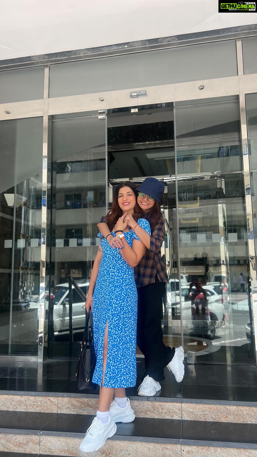 Poonam Dubey Instagram - गहरी नींद और इंस्टाग्राम रिल्स बहुत बड़े दुश्मन है 🤣🤣 लेकिन मैं और @preeetishukla05 बहुत अच्छे दोस्त है.❤️❤️❤️❤️ . . . . . #friends #trevel #dubai #instareels #poonamdubey #preetishukla