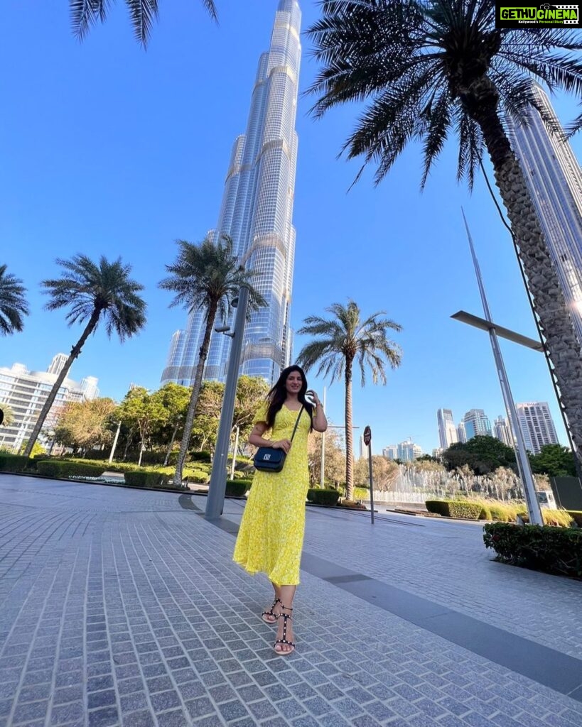 Poonam Dubey Instagram - मुझे तस्वीरे लेना बहुत पसंद है क्योंकि वही वक़्त दुबारा नहीं आता पर तस्वीरे हमे ख़यालों में वो वक़्त हर बार दे देती है। . . . . #memories #dubai🇦🇪 #dubai #travelphotography #lifeisajourney #poonamdubey #india #india🇮🇳 Dubai Mall - Burj Khalifa