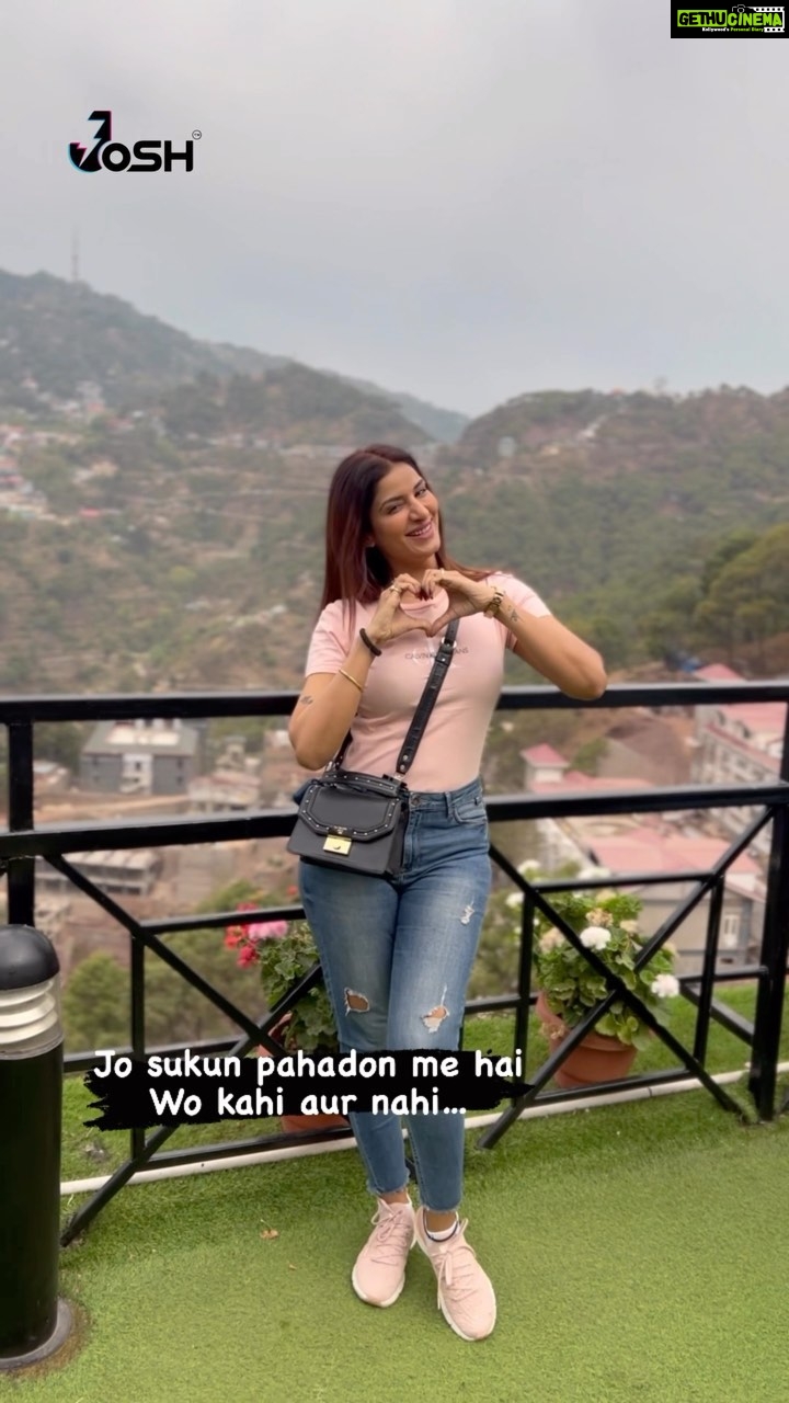 Poonam Dubey Instagram - Zindagi mil gai….❤️🧿 Location -: @ramadakasauli . . . . #naturelovers #pahadonmein #poonamdubey 👑😘❤️🧿 Ramada Kasauli