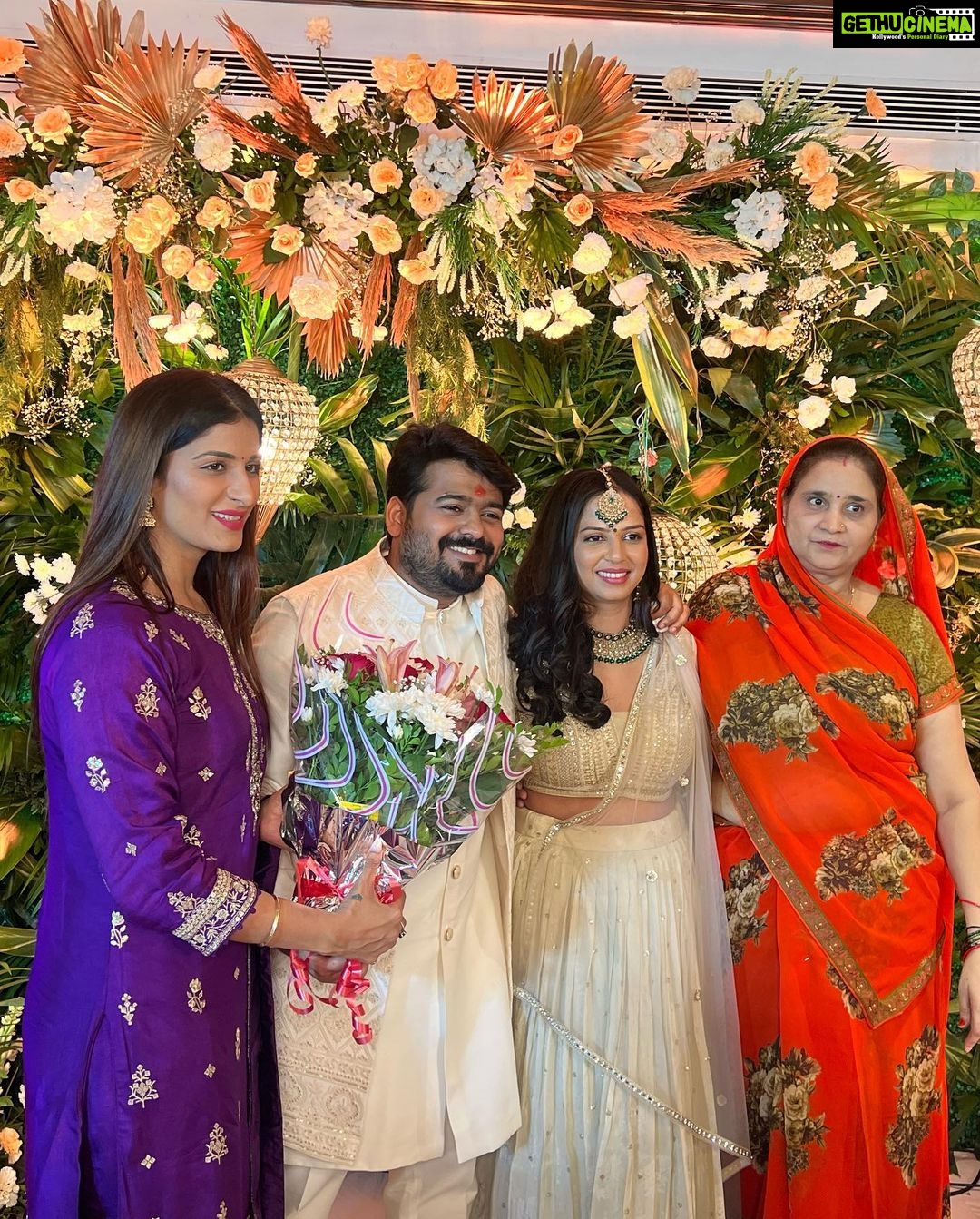 Poonam Dubey Instagram - Congratulations @nikhilmajumdar bhaiya and @dr.nikitagangurde bhabhi 🦢🦢❤️❤️🧿🧿😘😘 Mahadev aap dono ki zindagi khushiyon se bhar de. Congratulations @durgaprasadmajumdar sir and @aditi_majumdar auntie ❤️❤️🙏🙏 Mumbai - मुंबई