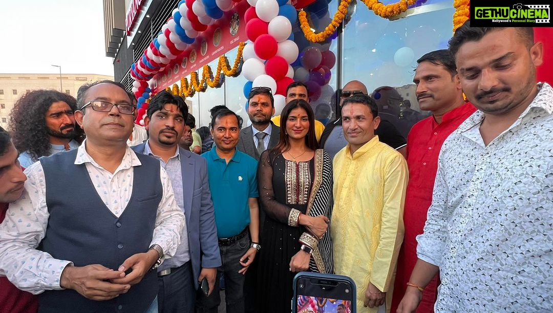 Poonam Dubey Instagram - Feeling blessed and honoured to be with you all on the grand opening of PURVANCHAL RESTURANT. Congratulations to HEMANT SINGH JI for new restaurant in DUBAI. Mahadev bless you all 🙏😇🕉️❤️🧿 . . . . #poonamdubey